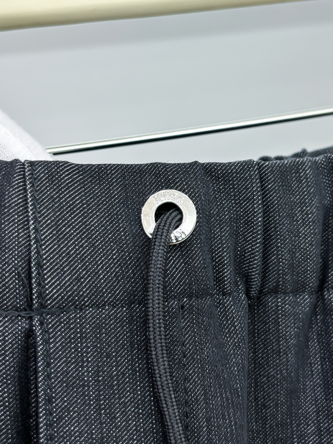 Ki重磅来袭2025FW早秋新品看似简约的小直筒剪裁，实则暗藏「立体工学」—— 定制面料裤身不起褶皱是贴