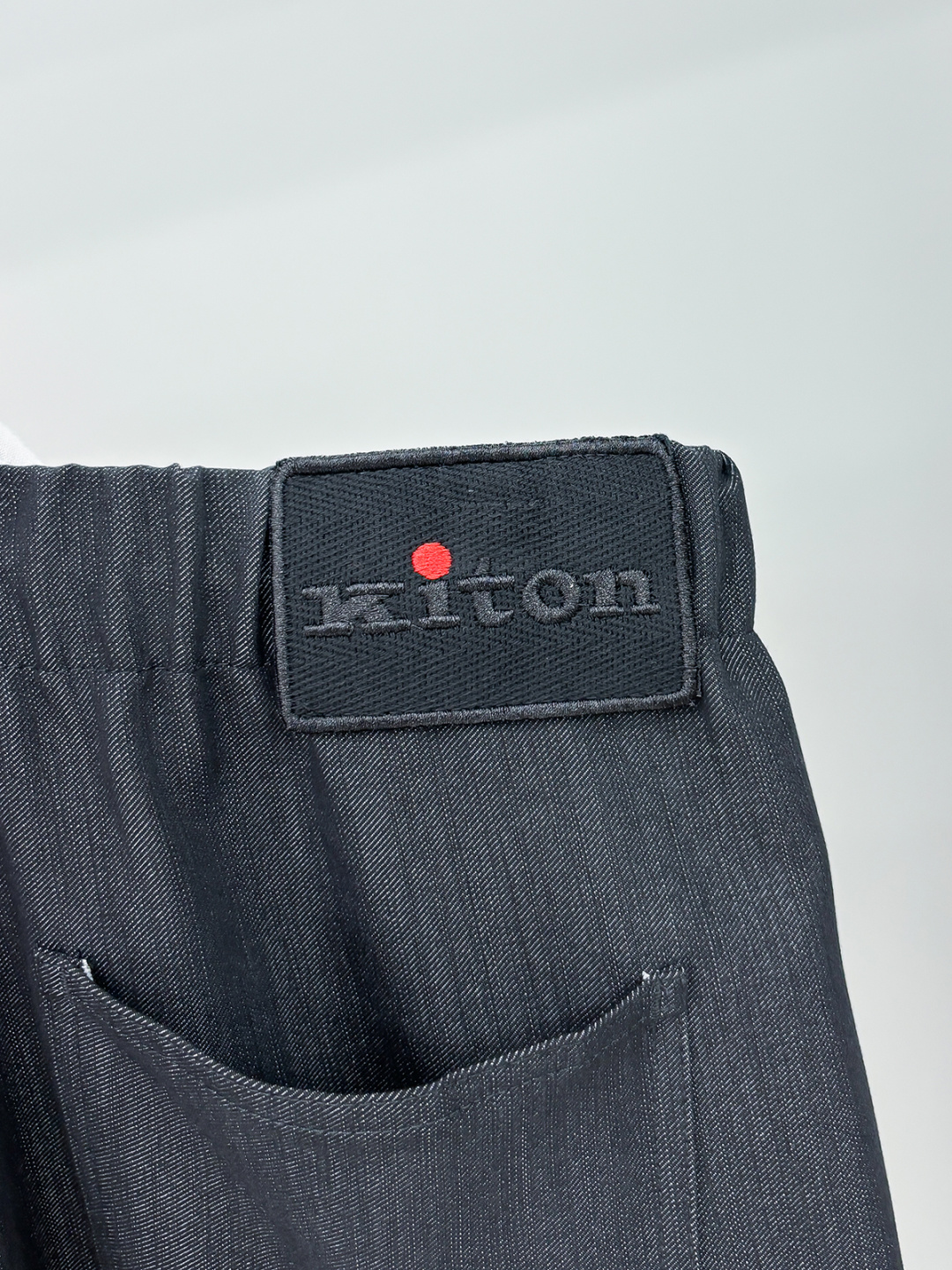 Ki重磅来袭2025FW早秋新品看似简约的小直筒剪裁，实则暗藏「立体工学」—— 定制面料裤身不起褶皱是贴