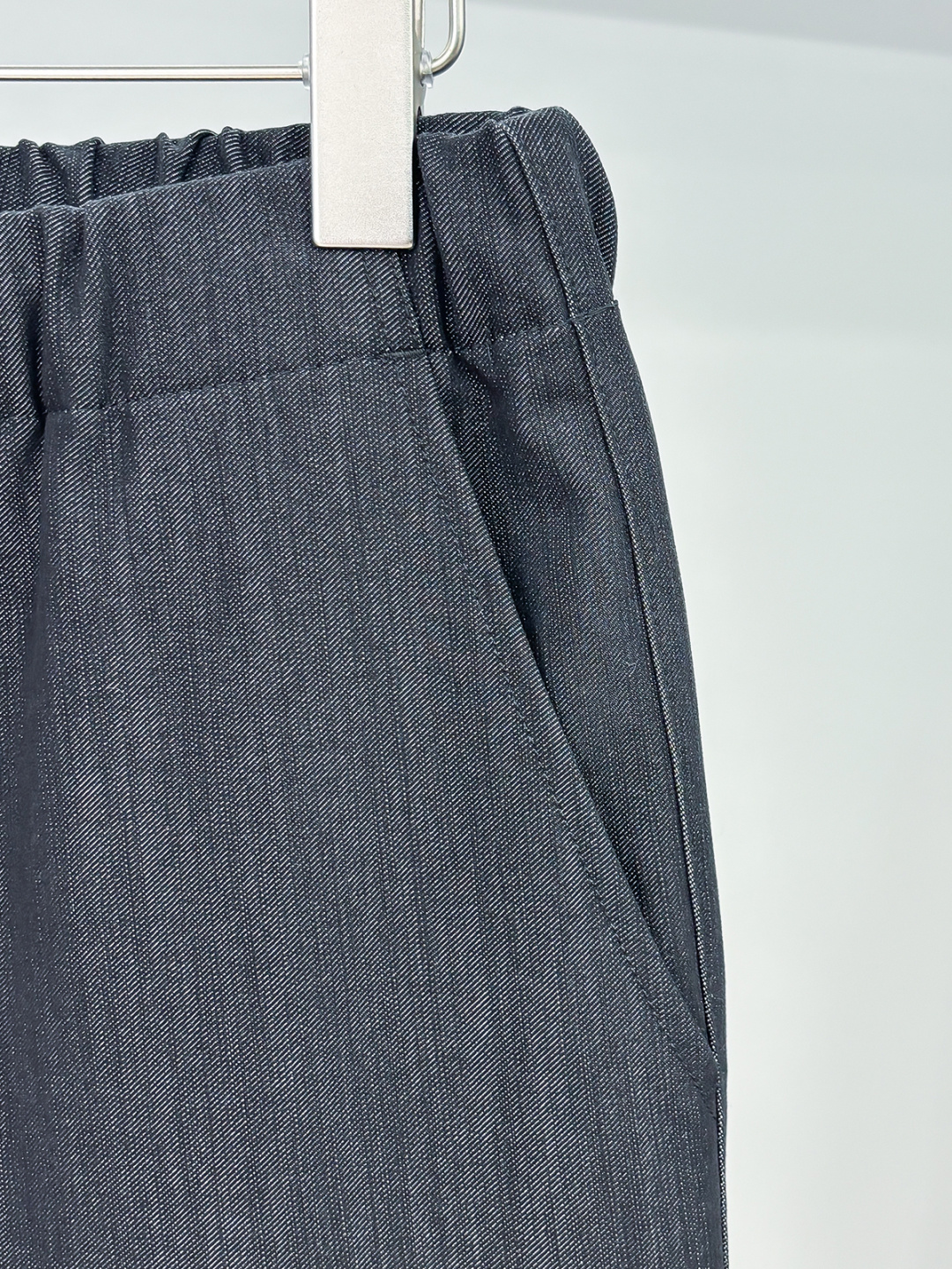 Ki重磅来袭2025FW早秋新品看似简约的小直筒剪裁，实则暗藏「立体工学」—— 定制面料裤身不起褶皱是贴