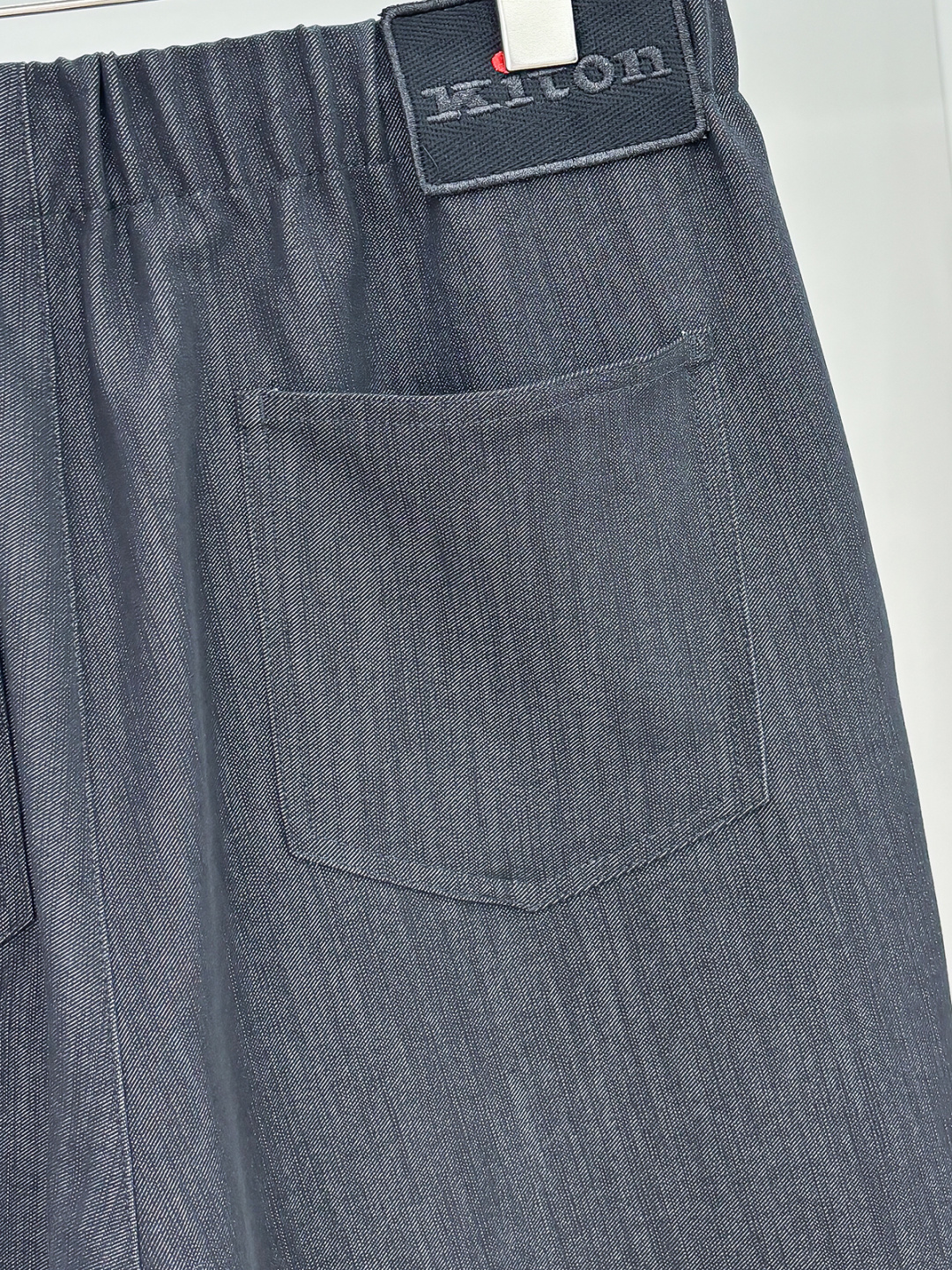 Ki重磅来袭2025FW早秋新品看似简约的小直筒剪裁，实则暗藏「立体工学」—— 定制面料裤身不起褶皱是贴