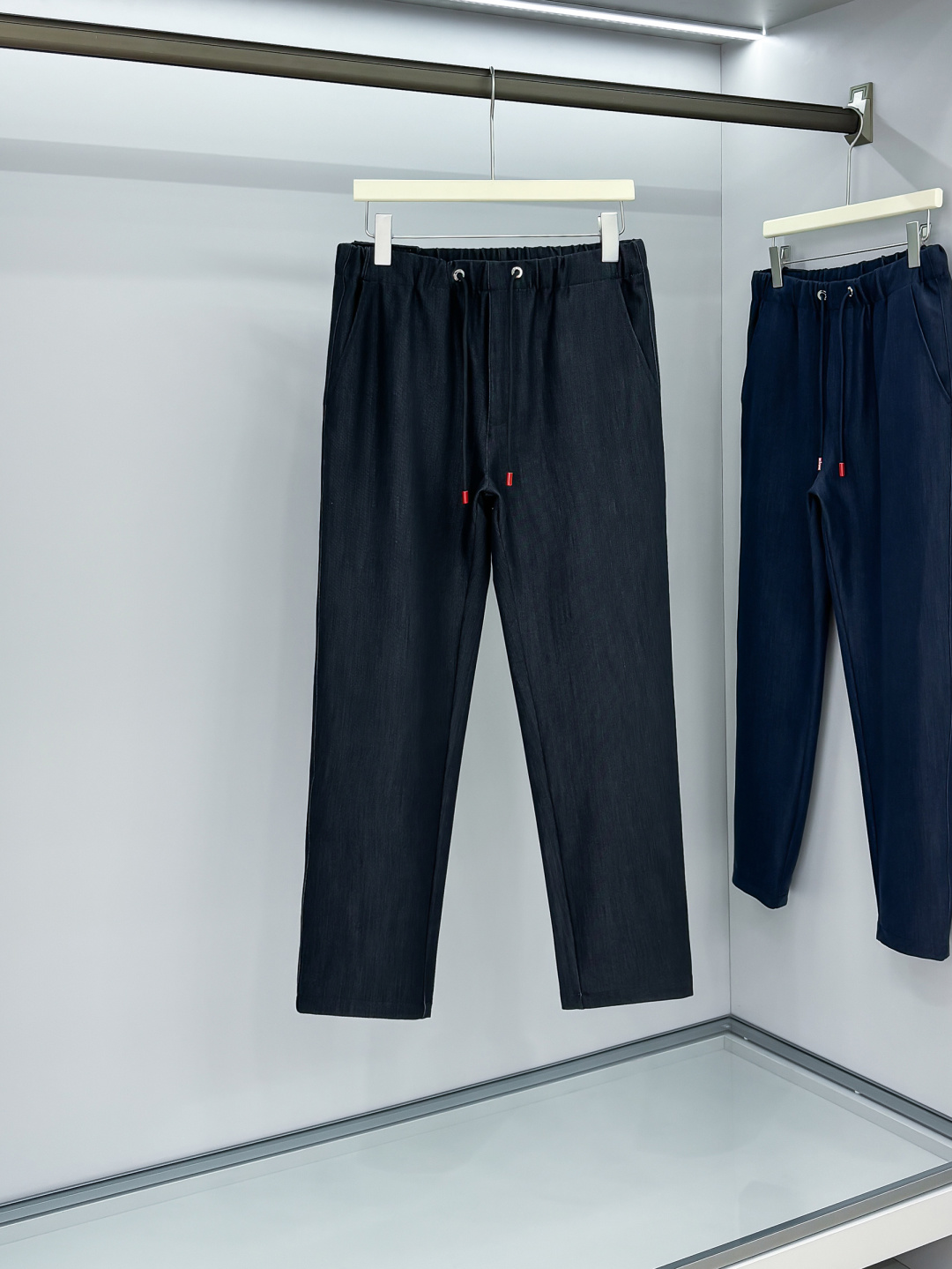 Ki重磅来袭2025FW早秋新品看似简约的小直筒剪裁，实则暗藏「立体工学」—— 定制面料裤身不起褶皱是贴