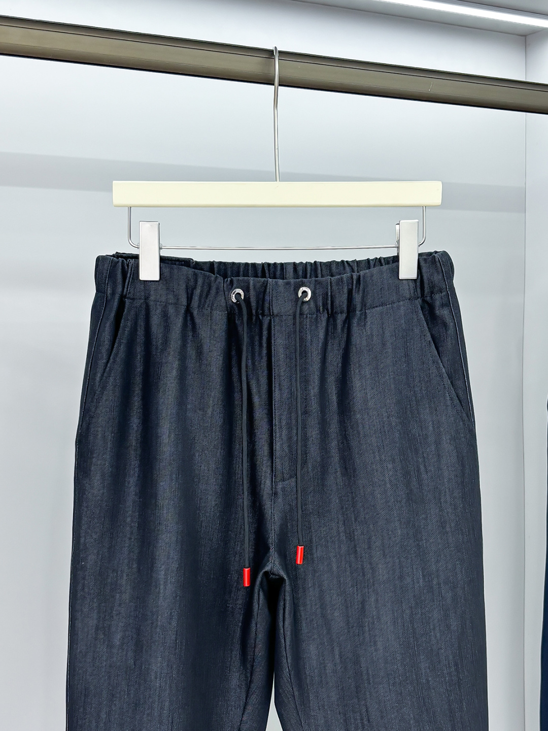 Ki重磅来袭2025FW早秋新品看似简约的小直筒剪裁，实则暗藏「立体工学」—— 定制面料裤身不起褶皱是贴