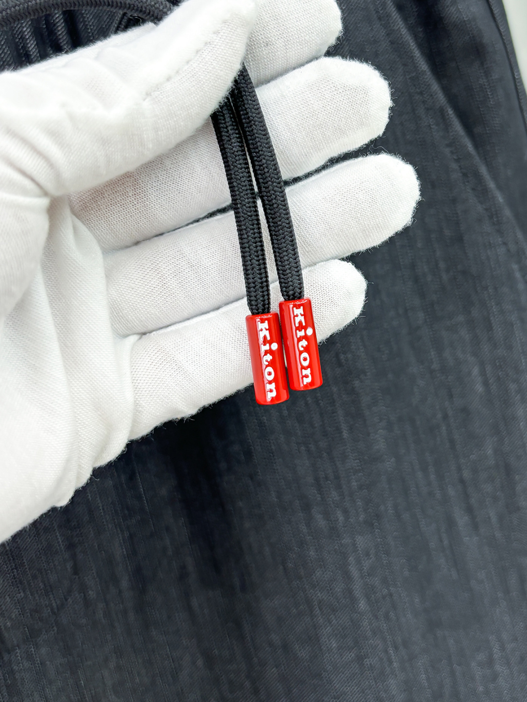 Ki重磅来袭2025FW早秋新品看似简约的小直筒剪裁，实则暗藏「立体工学」—— 定制面料裤身不起褶皱是贴