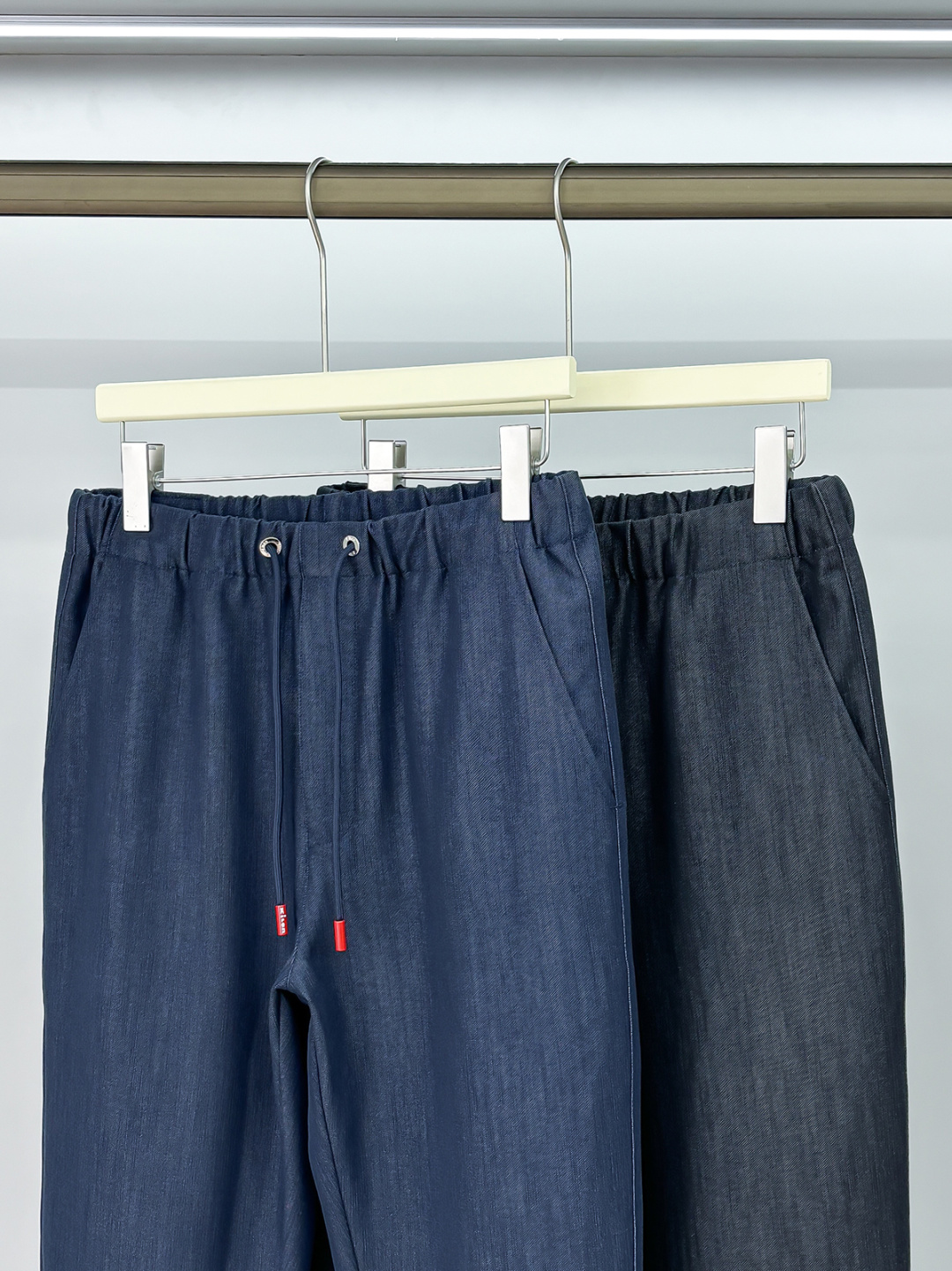 组合图 Ki重磅来袭2025FW早秋新品看似简约的小直筒剪裁，实则暗藏「立体工学」—— 定制面料裤身不起