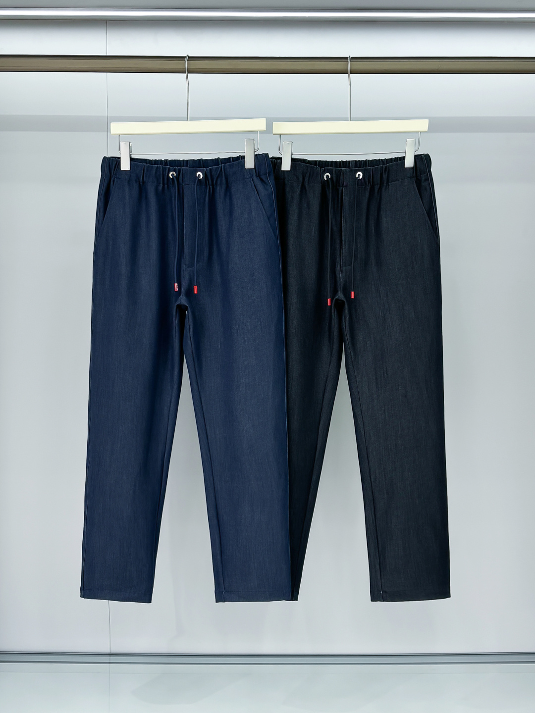 组合图 Ki重磅来袭2025FW早秋新品看似简约的小直筒剪裁，实则暗藏「立体工学」—— 定制面料裤身不起