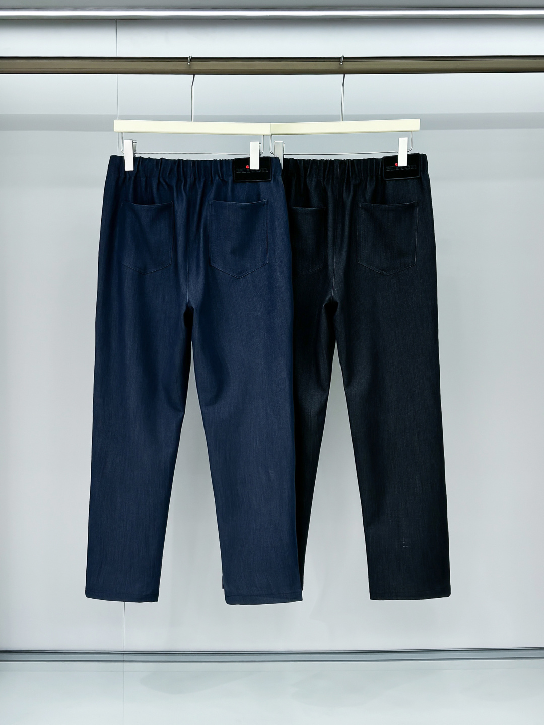 组合图 Ki重磅来袭2025FW早秋新品看似简约的小直筒剪裁，实则暗藏「立体工学」—— 定制面料裤身不起