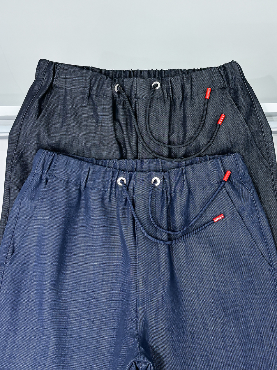 组合图 Ki重磅来袭2025FW早秋新品看似简约的小直筒剪裁，实则暗藏「立体工学」—— 定制面料裤身不起