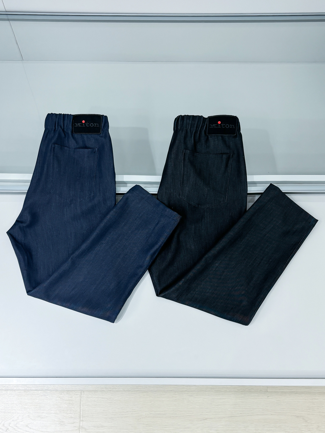 组合图 Ki重磅来袭2025FW早秋新品看似简约的小直筒剪裁，实则暗藏「立体工学」—— 定制面料裤身不起