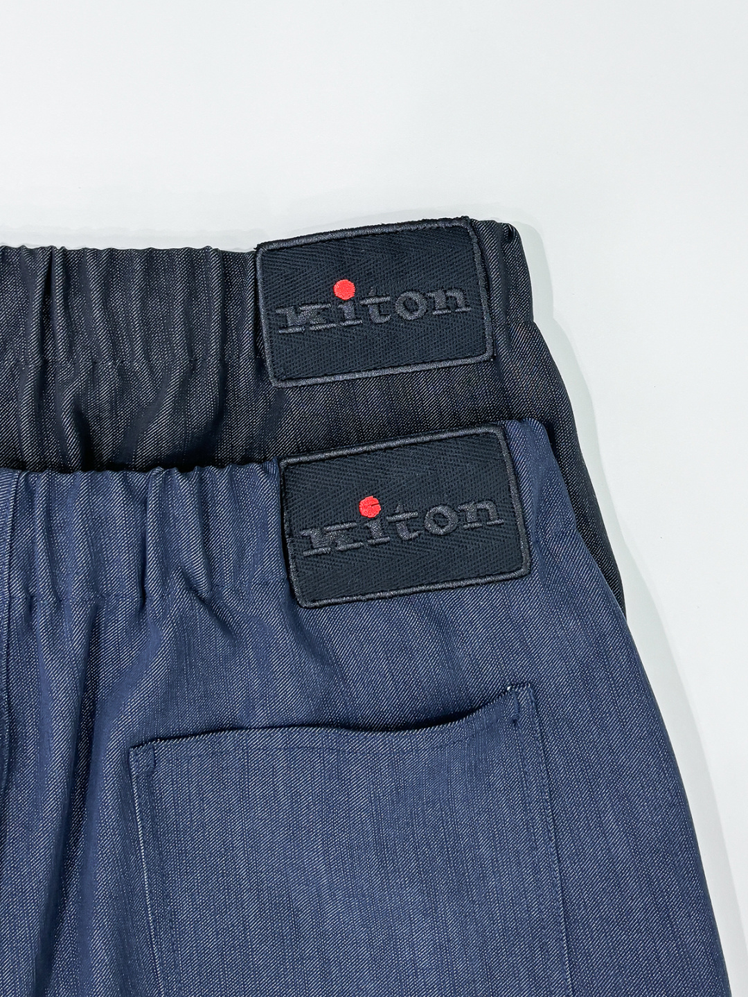 组合图 Ki重磅来袭2025FW早秋新品看似简约的小直筒剪裁，实则暗藏「立体工学」—— 定制面料裤身不起