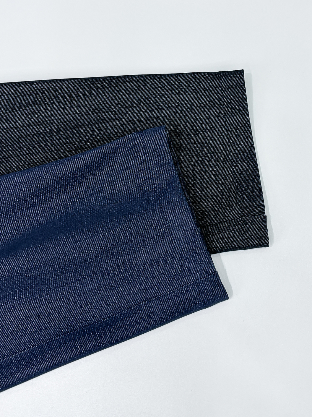 组合图 Ki重磅来袭2025FW早秋新品看似简约的小直筒剪裁，实则暗藏「立体工学」—— 定制面料裤身不起