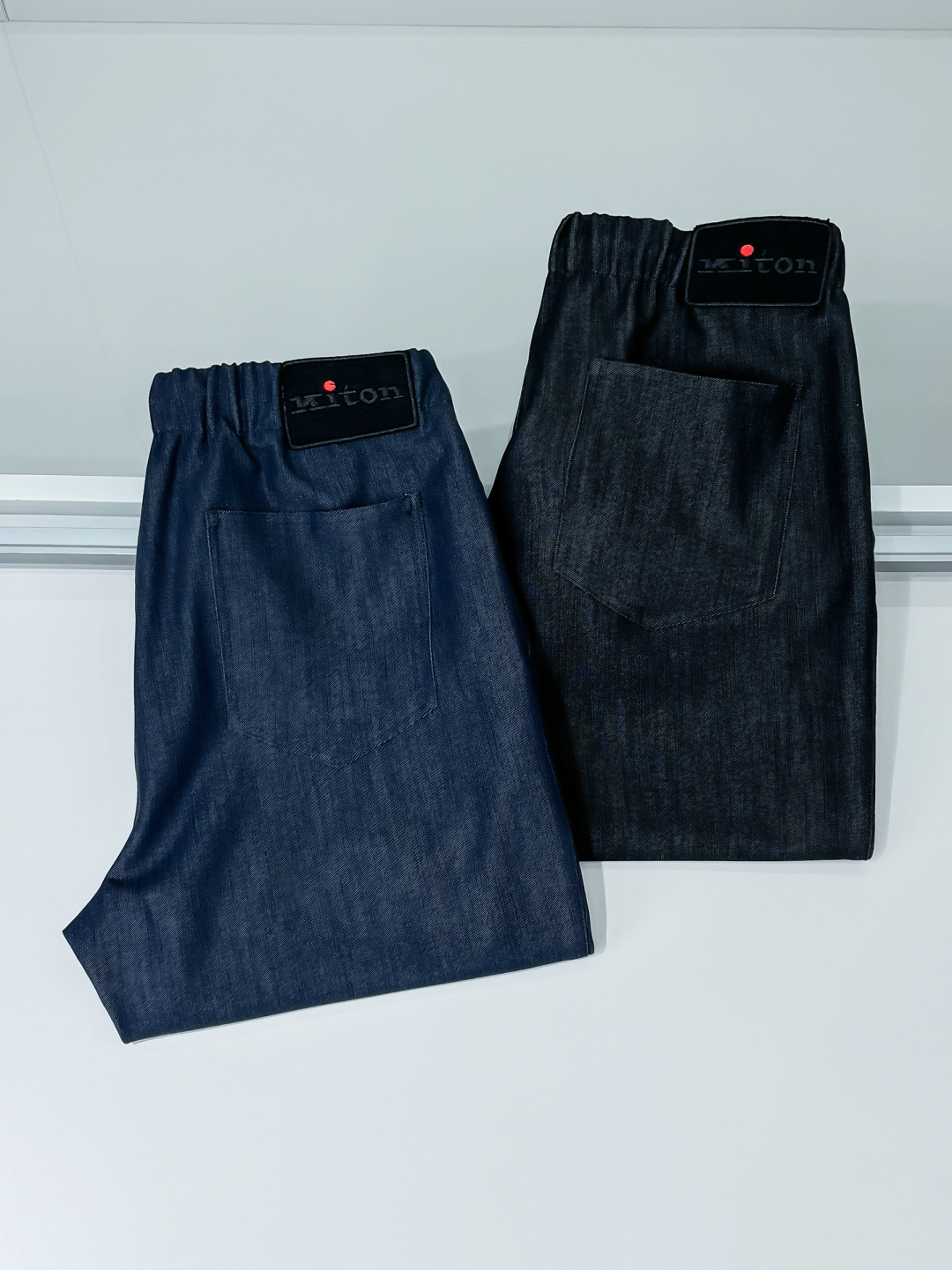 组合图 Ki重磅来袭2025FW早秋新品看似简约的小直筒剪裁，实则暗藏「立体工学」—— 定制面料裤身不起