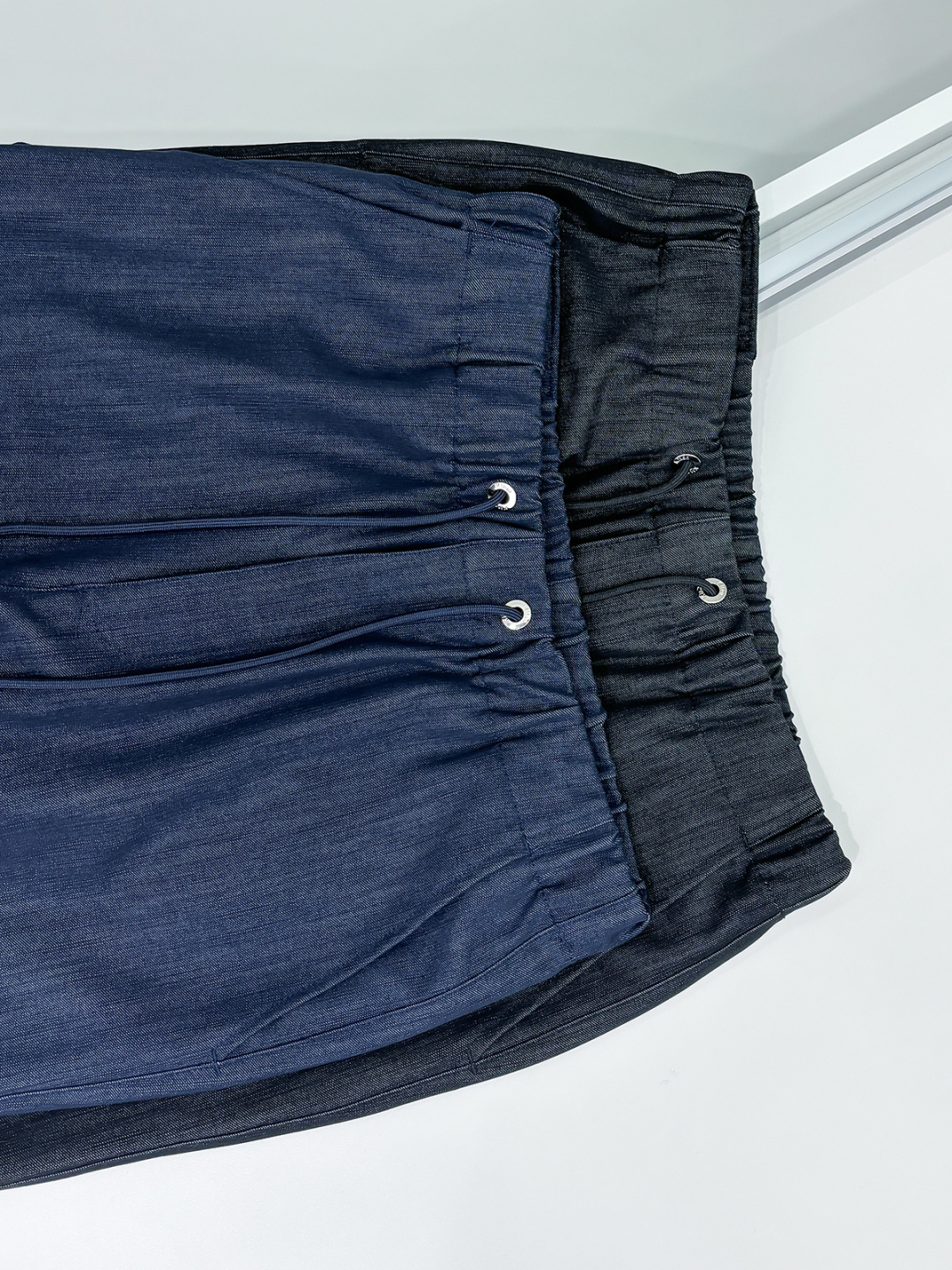 组合图 Ki重磅来袭2025FW早秋新品看似简约的小直筒剪裁，实则暗藏「立体工学」—— 定制面料裤身不起