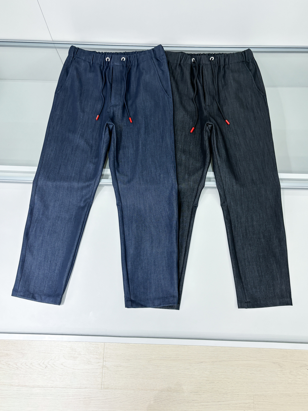 组合图 Ki重磅来袭2025FW早秋新品看似简约的小直筒剪裁，实则暗藏「立体工学」—— 定制面料裤身不起