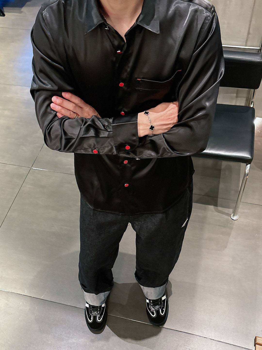 NO:517407,Model Photo Kiton's new 25-year style. Fall in love with the little red button. Unlocking the free philosophy of gentlemen's new realm shirts. Among the thousands of choices of dress, some items are like low-key gentlemen, which seem ordinary, but actually hide the world. This casual long-sleeved shirt with customized fabrics is one of the best, especially the unique little red button, which has become the finishing touch and has attracted countless men. The soft feel brings you a comfortable wearing experience.  The shirt adopts a classic pointed collar design. This collar shape originated from the British royal family and is a symbol of elegance and elegance. The neckline is sharp and slightly turned outward, which perfectly highlights the lines of men's neckline. Whether it is paired with a tie to create a formal business style or untied the neckline and doing it casually, it shows a gentlemanly demeanor. Wearing it will instantly enhance the aura, and you can be confident whether it is business negotiations, social gatherings or daily travel.  And the small red button is definitely the soul of this shirt. In a plain or elegant tone, the bright red quietly appears, breaking the conventional dullness. It is like a mysterious symbol, low-key but highly recognizable, inadvertently revealing the wearer's unique taste and personality. When the breeze blows, the shirt swings in the wind, the red button appears faintly, becoming the visual focus of the crowd, adding a playfulness and agility to the overall look. This casual long-sleeved shirt for men, perfectly blending the unique charm of the little red button, is a fashion item that men who pursue quality and personality cannot miss. Wear it, embrace freedom and comfort, and show the unique charm of gentlemanly.19860909模特图 Kiton25年新款.爱上小红扣.解锁绅装新境界衬衫的自在哲学 在着装的万千选择中,有些单品宛如低调的绅士,看似平凡,实则暗藏乾坤.这款甄选定制面料的休闲长袖衬衫,便是其中的佼佼者,尤其是那独特的小红扣,成为了点睛之笔,令无数男士为之倾心. 手感柔软为你带来惬意的穿着体验. 衬衫采用经典尖领设计,这种领型起源于英国王室,是优雅与精致的象征.领角尖锐且微微外翻,能够完美地衬托出男士的颈部线条,无论是搭配领带打造正式商务风,还是解开领口随性而为,都尽显绅士风度.穿上它,瞬间提升气场,无论是商务洽谈、社交聚会还是日常出行,都能自信满满. 而那小巧的小红扣,绝对是这款衬衫的灵魂所在.在一片素色或淡雅的色调中,那一抹鲜艳的红悄然出现,打破了常规的沉闷.它像是一个神秘的符号,低调却又极具辨识度,不经意间流露出穿着者独特的品味与个性.当微风轻拂,衬衫随风摆动,小红扣若隐若现,成为了人群中的视觉焦点,为整体造型增添了一份俏皮与灵动. 这款男士休闲长袖衬衫,经典优雅以及小红扣的独特魅力完美融合,是追求品质与个性的男士们不可错过的时尚单品.穿上它,拥抱自由与舒适,展现独特的绅士魅力. 码数M-3XL,,shirts,ties,alexander wang,Men's clothing