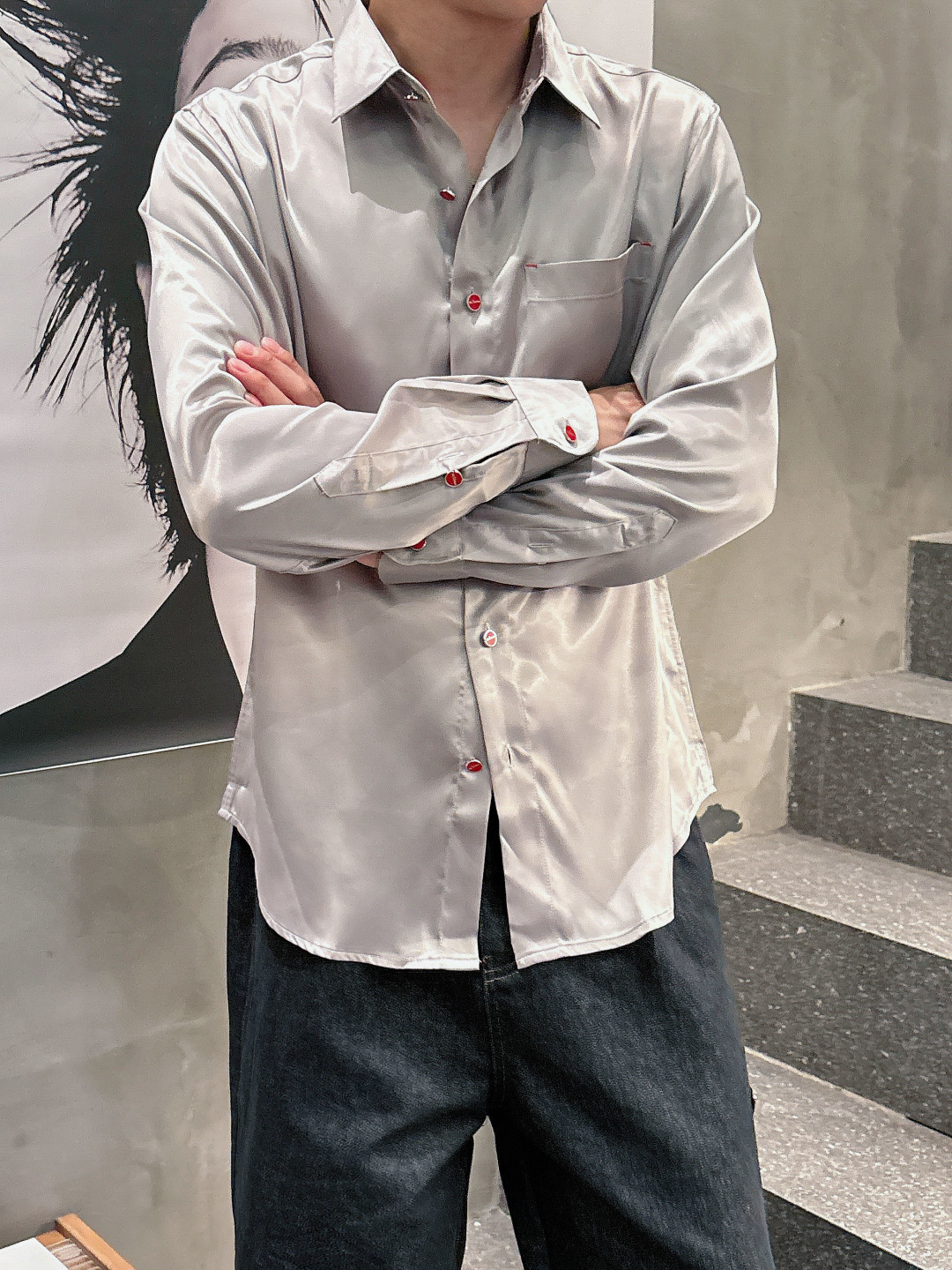 NO:517414,Model Photo Kiton's new 25-year style. Fall in love with the little red button. Unlocking the free philosophy of gentlemen's new realm shirts. Among the thousands of choices of dress, some items are like low-key gentlemen, which seem ordinary, but actually hide the world. This casual long-sleeved shirt with customized fabrics is one of the best, especially the unique little red button, which has become the finishing touch and has attracted countless men. The soft feel brings you a comfortable wearing experience.  The shirt adopts a classic pointed collar design. This collar shape originated from the British royal family and is a symbol of elegance and elegance. The neckline is sharp and slightly turned outward, which perfectly highlights the lines of men's neckline. Whether it is paired with a tie to create a formal business style or unbutton the neckline and act casually, it shows a gentlemanly demeanor. Wearing it will instantly enhance the aura, and you can be confident whether it is business negotiations, social gatherings or daily travel.  And the small red button is definitely the soul of this shirt. In a plain or elegant tone, the bright red quietly appears, breaking the conventional dullness. It is like a mysterious symbol, low-key but highly recognizable, inadvertently revealing the wearer's unique taste and personality. When the breeze blows, the shirt swings in the wind, the red button appears faintly, becoming the visual focus of the crowd, adding a playfulness and agility to the overall look. This casual long-sleeved shirt for men, perfectly blending the unique charm of classic elegance and small red buttons, is a fashion item that men who pursue quality and personality cannot miss. Wear it, embrace freedom and comfort, and show the unique charm of gentlemanly.19860909模特图 Kiton25年新款.爱上小红扣.解锁绅装新境界衬衫的自在哲学 在着装的万千选择中,有些单品宛如低调的绅士,看似平凡,实则暗藏乾坤.这款甄选定制面料的休闲长袖衬衫,便是其中的佼佼者,尤其是那独特的小红扣,成为了点睛之笔,令无数男士为之倾心. 手感柔软为你带来惬意的穿着体验. 衬衫采用经典尖领设计,这种领型起源于英国王室,是优雅与精致的象征.领角尖锐且微微外翻,能够完美地衬托出男士的颈部线条,无论是搭配领带打造正式商务风,还是解开领口随性而为,都尽显绅士风度.穿上它,瞬间提升气场,无论是商务洽谈、社交聚会还是日常出行,都能自信满满. 而那小巧的小红扣,绝对是这款衬衫的灵魂所在.在一片素色或淡雅的色调中,那一抹鲜艳的红悄然出现,打破了常规的沉闷.它像是一个神秘的符号,低调却又极具辨识度,不经意间流露出穿着者独特的品味与个性.当微风轻拂,衬衫随风摆动,小红扣若隐若现,成为了人群中的视觉焦点,为整体造型增添了一份俏皮与灵动. 这款男士休闲长袖衬衫,经典优雅以及小红扣的独特魅力完美融合,是追求品质与个性的男士们不可错过的时尚单品.穿上它,拥抱自由与舒适,展现独特的绅士魅力. 码数M-3XL,,shirts,ties,alexander wang,Men's clothing