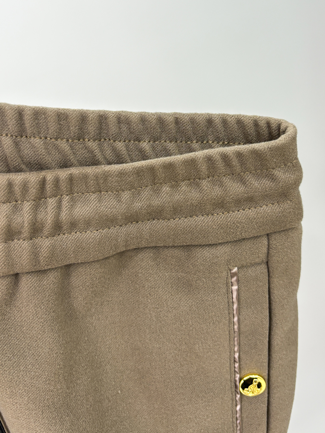 PRA 25s新款羊毛裤.小直筒设计.可搭配套装.运动休闲随意搭配.，面料柔软舒适有垂感.立挺上身有型！