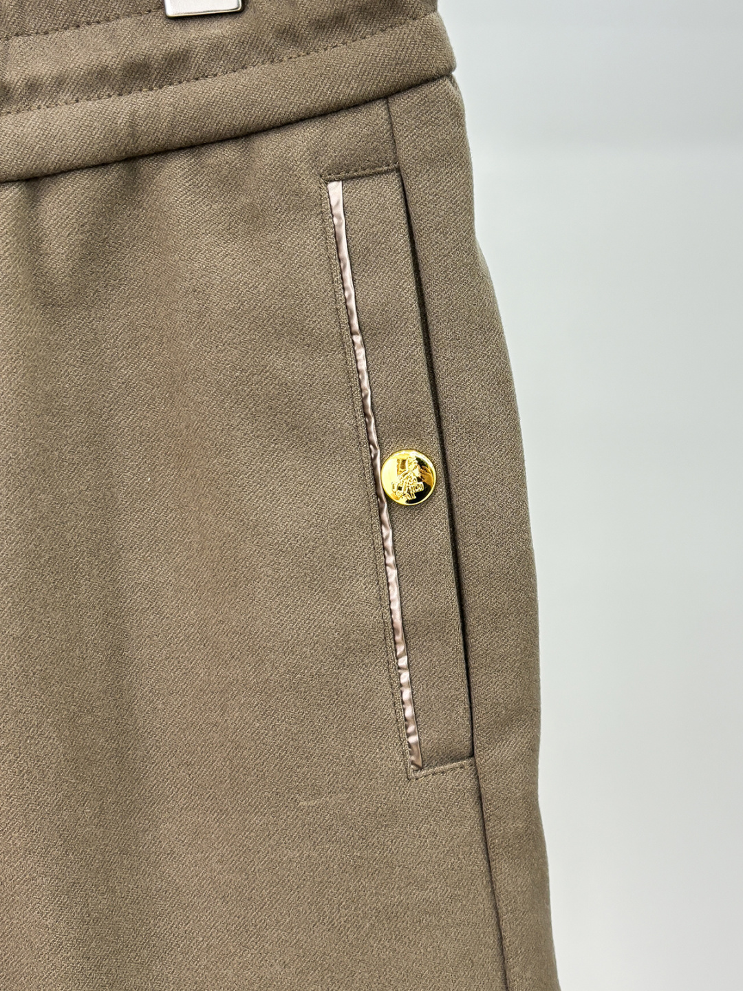 PRA 25s新款羊毛裤.小直筒设计.可搭配套装.运动休闲随意搭配.，面料柔软舒适有垂感.立挺上身有型！