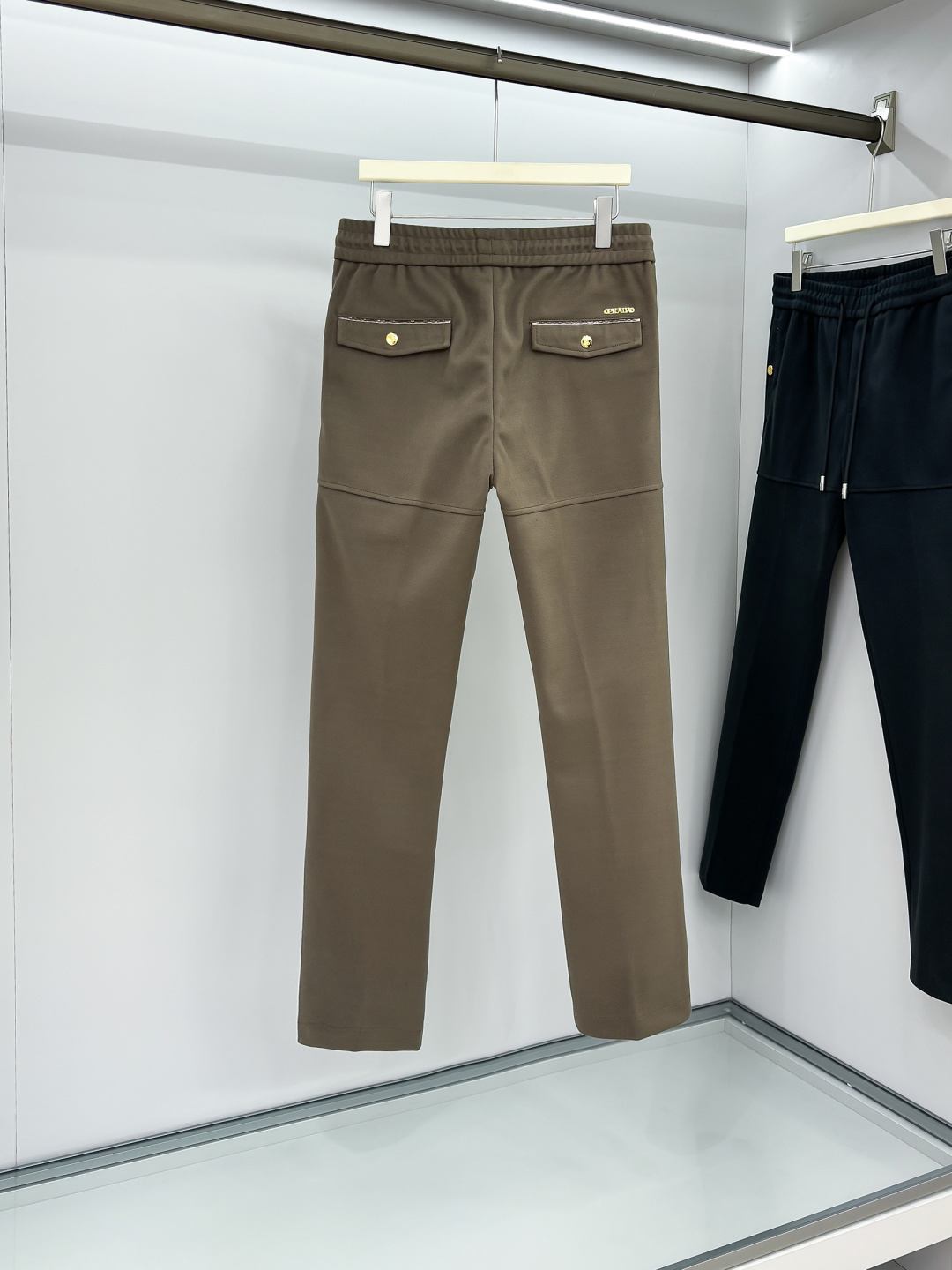 PRA 25s新款羊毛裤.小直筒设计.可搭配套装.运动休闲随意搭配.，面料柔软舒适有垂感.立挺上身有型！