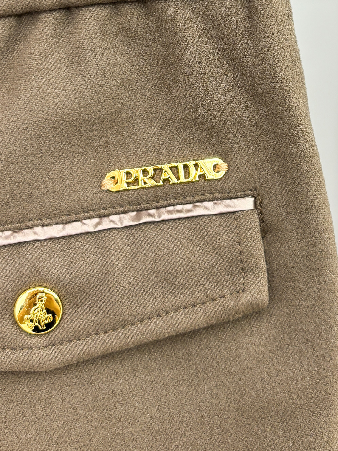 PRA 25s新款羊毛裤.小直筒设计.可搭配套装.运动休闲随意搭配.，面料柔软舒适有垂感.立挺上身有型！