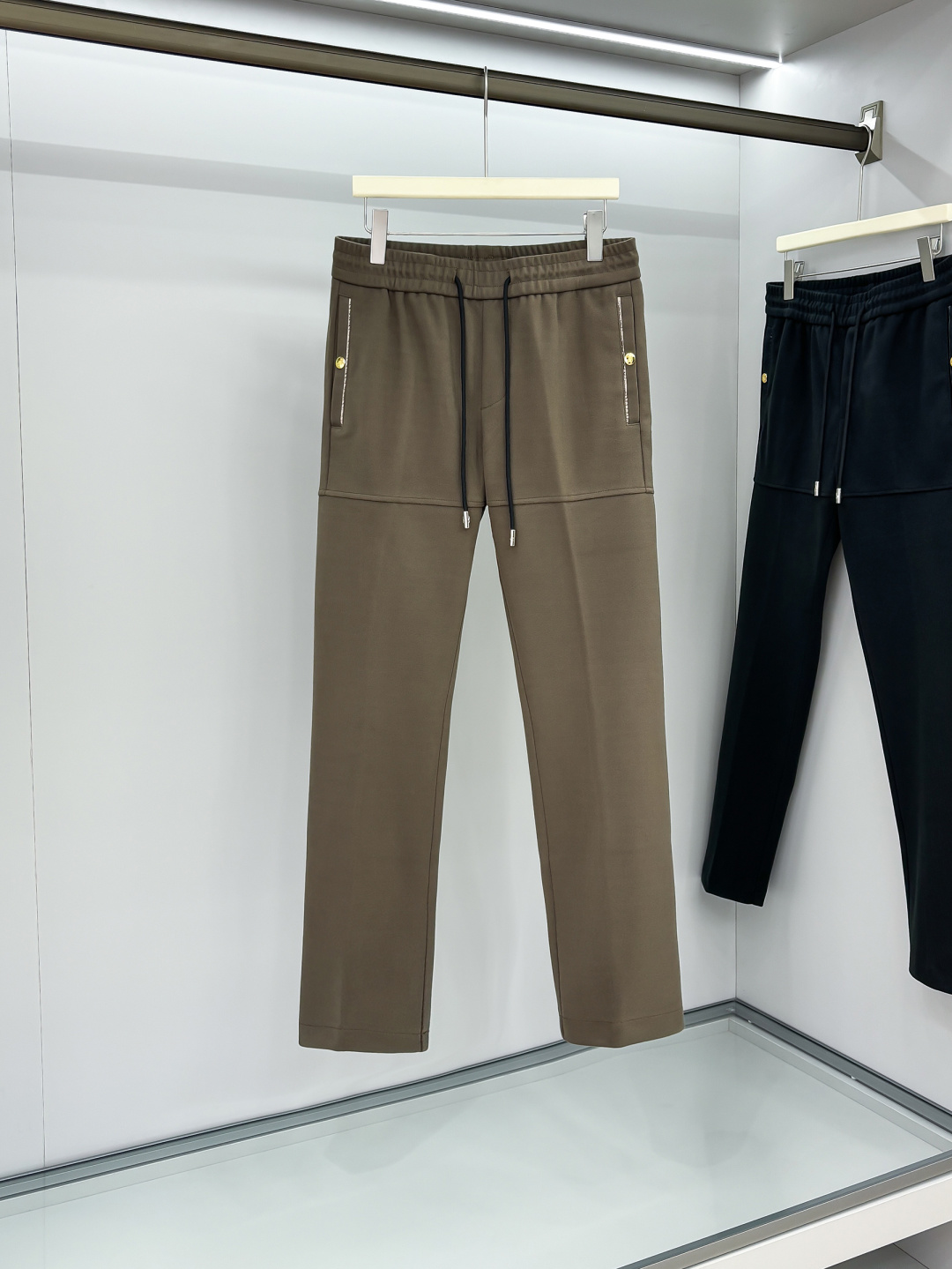 PRA 25s新款羊毛裤.小直筒设计.可搭配套装.运动休闲随意搭配.，面料柔软舒适有垂感.立挺上身有型！