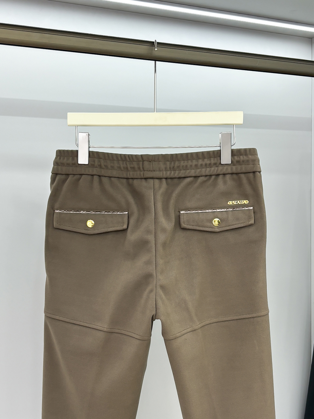 PRA 25s新款羊毛裤.小直筒设计.可搭配套装.运动休闲随意搭配.，面料柔软舒适有垂感.立挺上身有型！