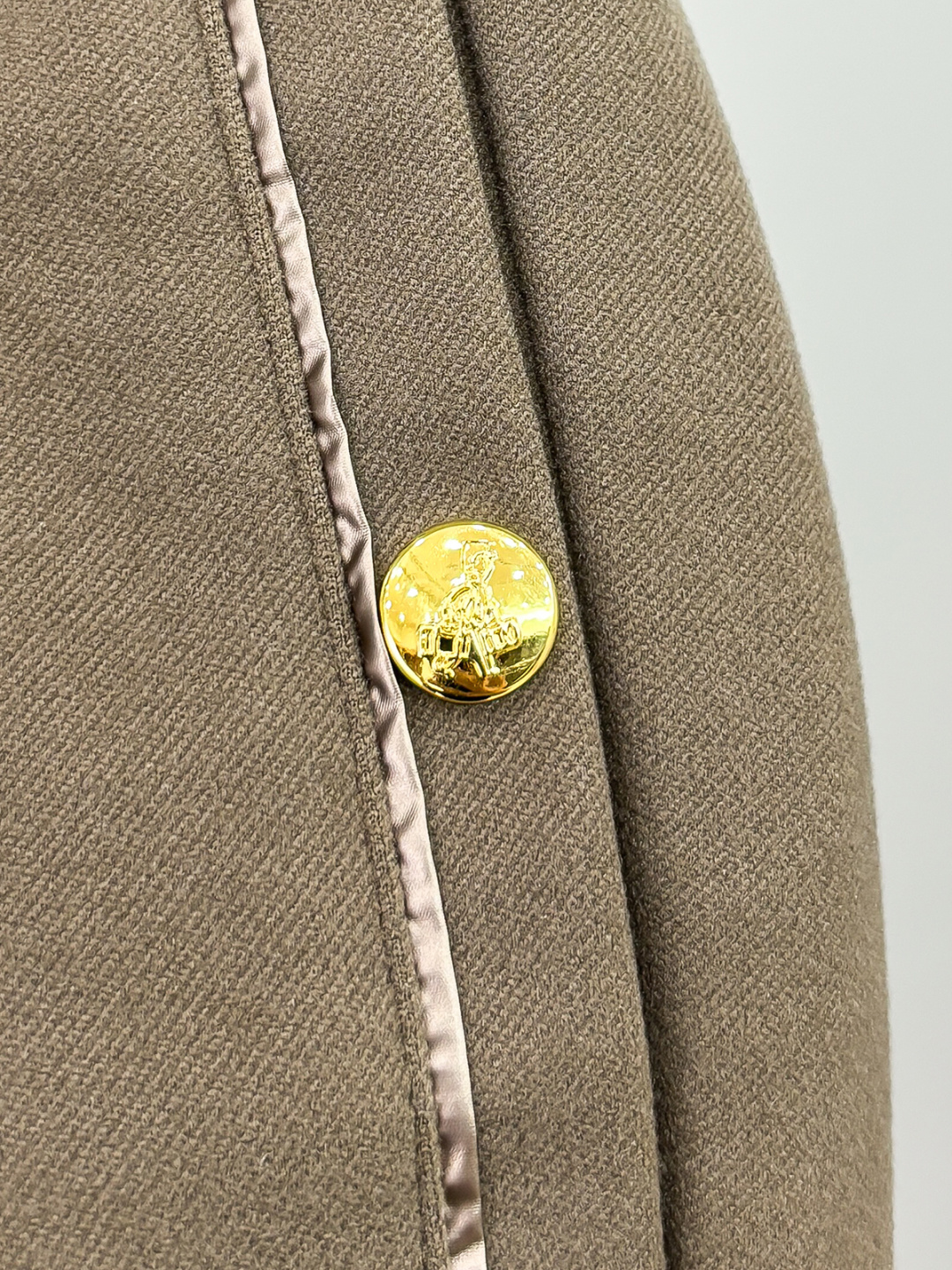 PRA 25s新款羊毛裤.小直筒设计.可搭配套装.运动休闲随意搭配.，面料柔软舒适有垂感.立挺上身有型！