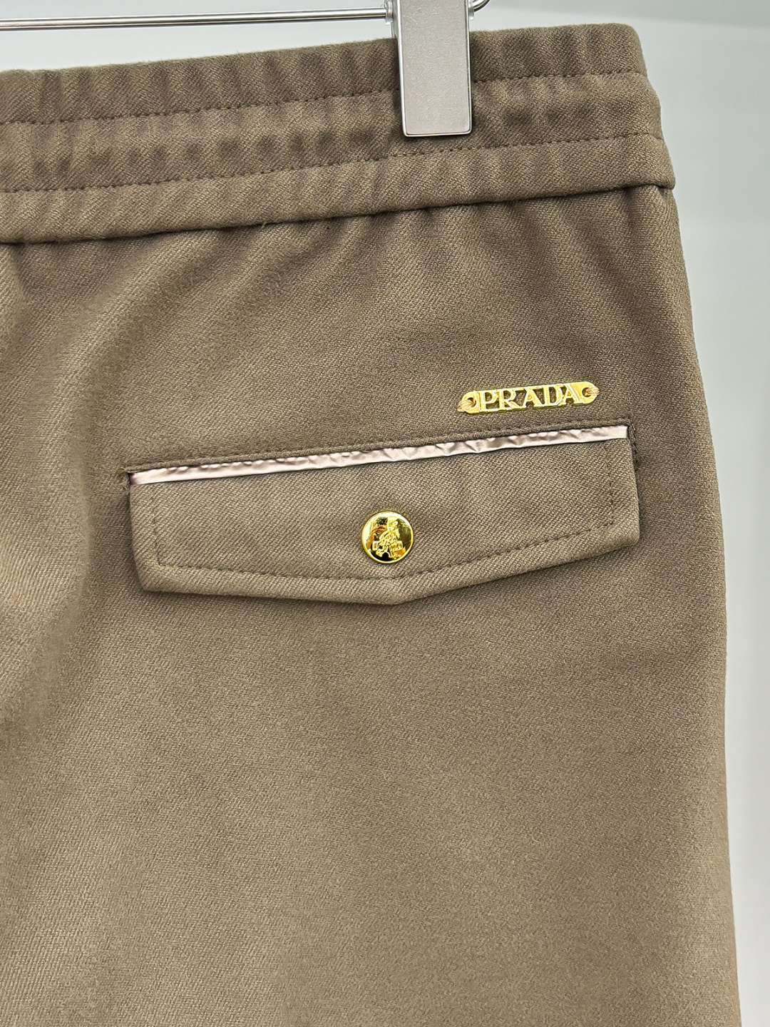 PRA 25s新款羊毛裤.小直筒设计.可搭配套装.运动休闲随意搭配.，面料柔软舒适有垂感.立挺上身有型！