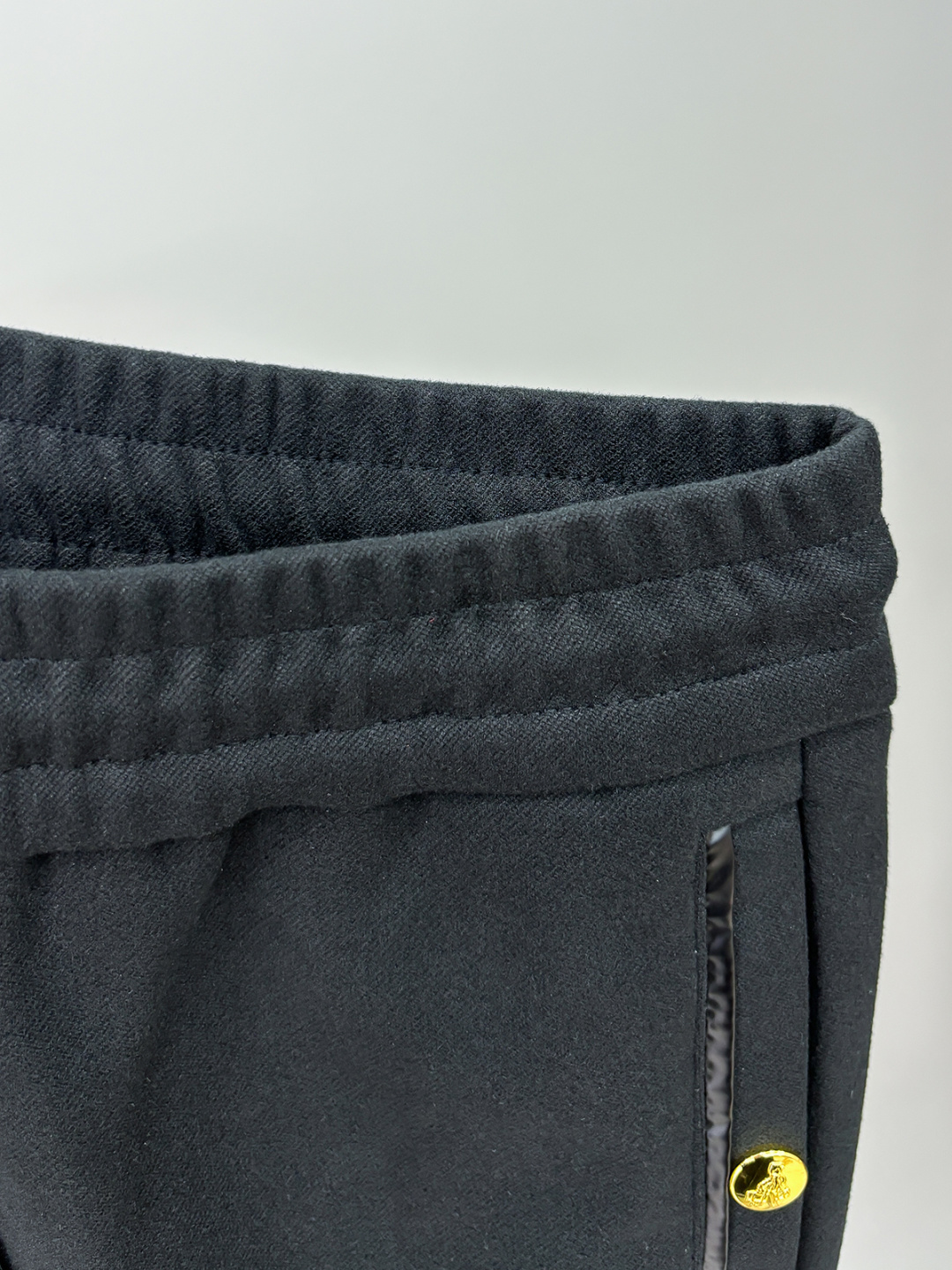 PRA 25s新款羊毛裤.小直筒设计.可搭配套装.运动休闲随意搭配.，面料柔软舒适有垂感.立挺上身有型！