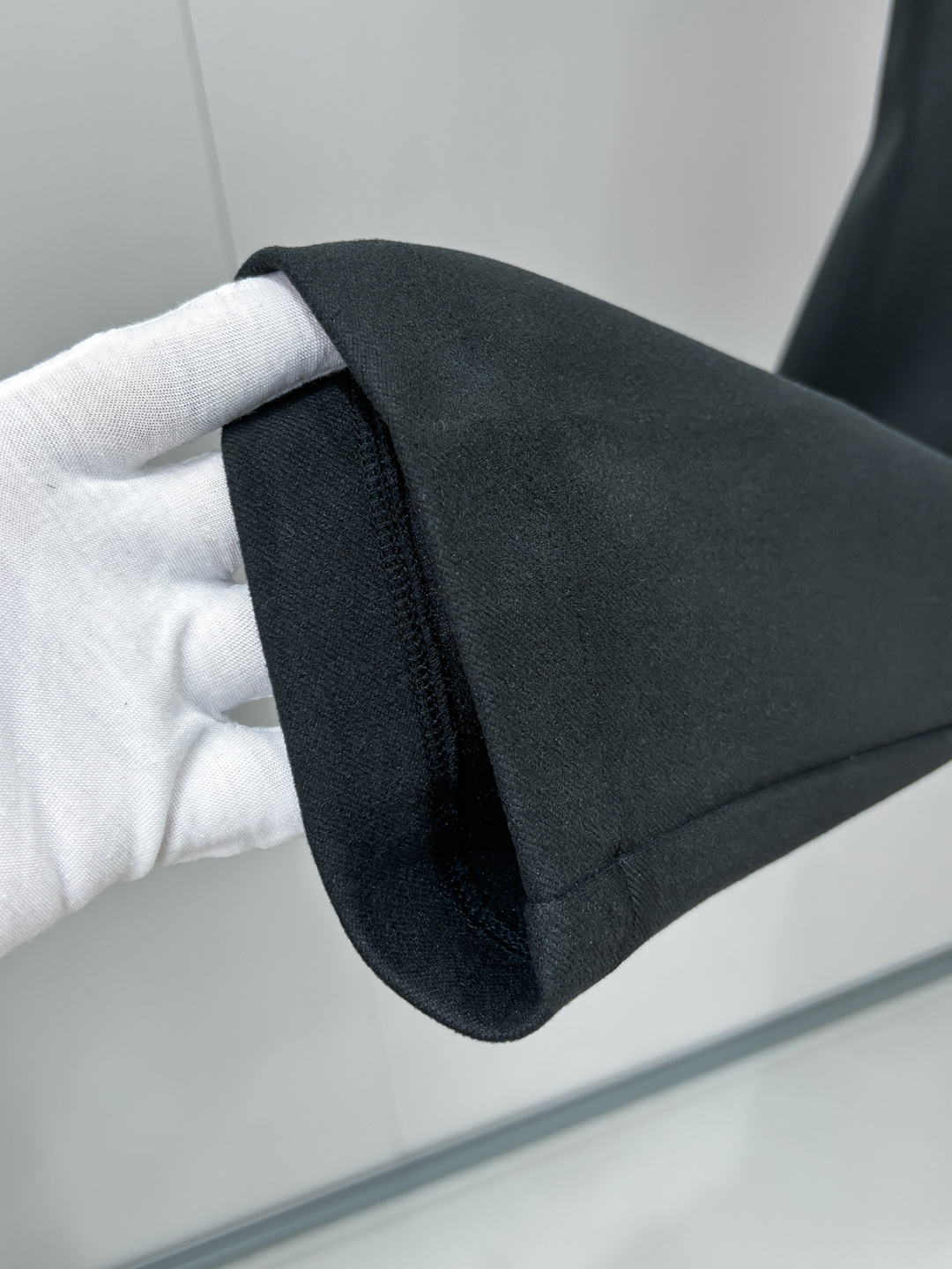 PRA 25s新款羊毛裤.小直筒设计.可搭配套装.运动休闲随意搭配.，面料柔软舒适有垂感.立挺上身有型！