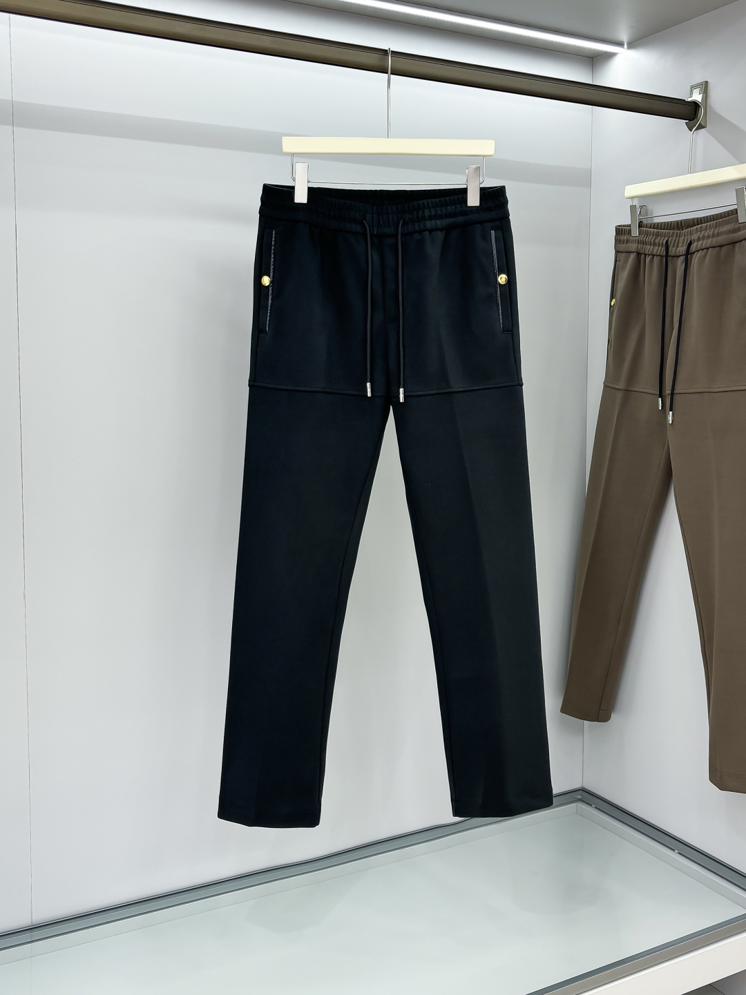 PRA 25s新款羊毛裤.小直筒设计.可搭配套装.运动休闲随意搭配.，面料柔软舒适有垂感.立挺上身有型！