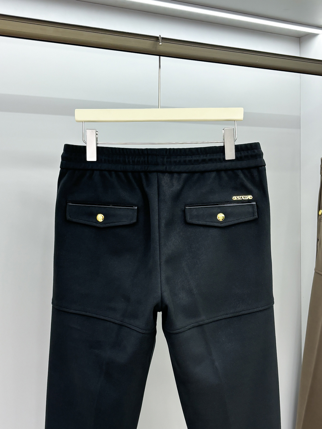 PRA 25s新款羊毛裤.小直筒设计.可搭配套装.运动休闲随意搭配.，面料柔软舒适有垂感.立挺上身有型！