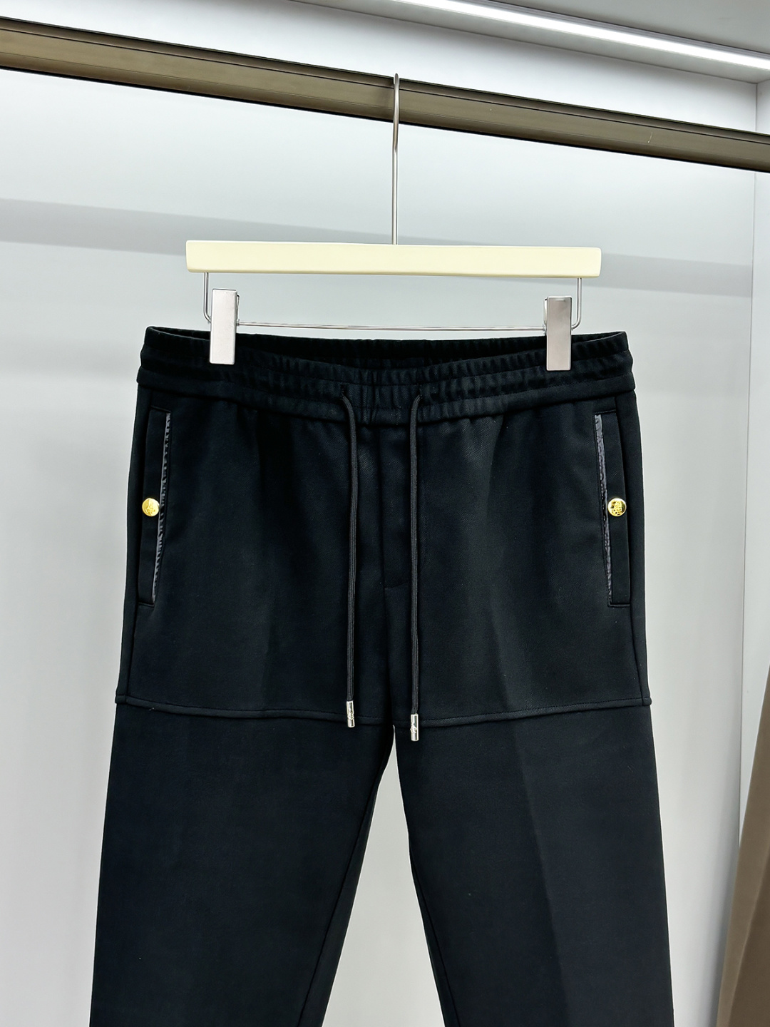 PRA 25s新款羊毛裤.小直筒设计.可搭配套装.运动休闲随意搭配.，面料柔软舒适有垂感.立挺上身有型！