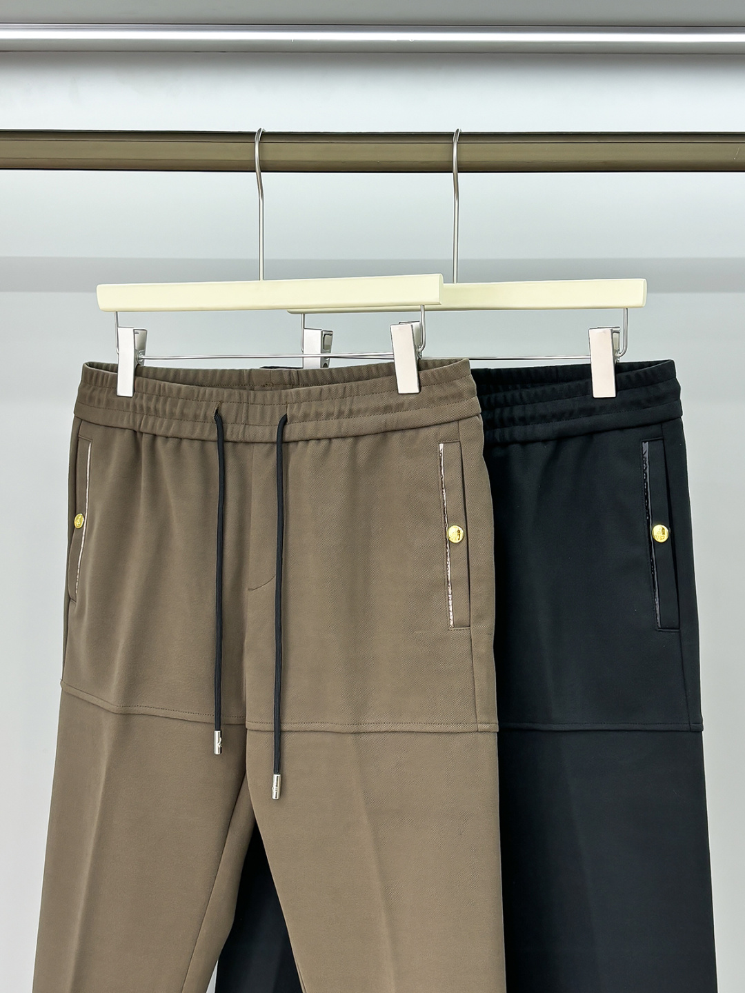 组合图 PRA 25s新款羊毛裤.小直筒设计.可搭配套装.运动休闲随意搭配.，面料柔软舒适有垂感.立挺上