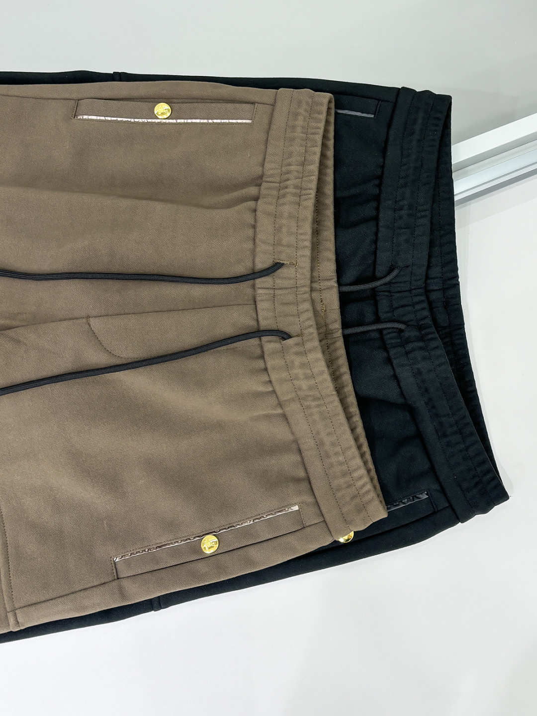 组合图 PRA 25s新款羊毛裤.小直筒设计.可搭配套装.运动休闲随意搭配.，面料柔软舒适有垂感.立挺上