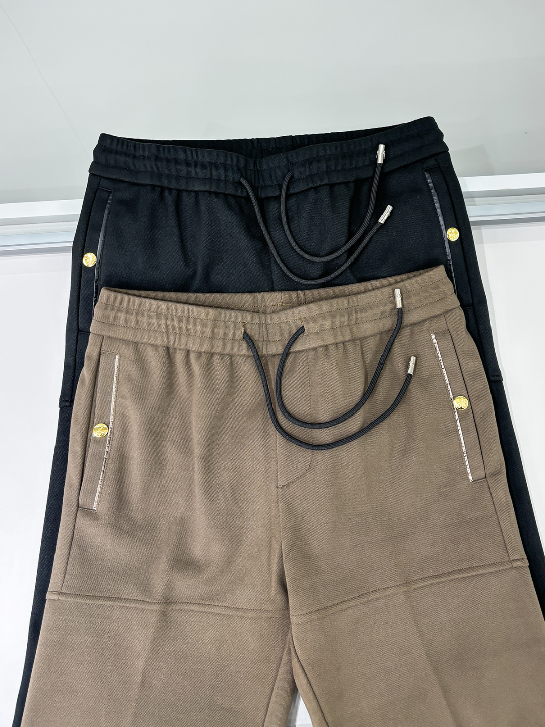 组合图 PRA 25s新款羊毛裤.小直筒设计.可搭配套装.运动休闲随意搭配.，面料柔软舒适有垂感.立挺上