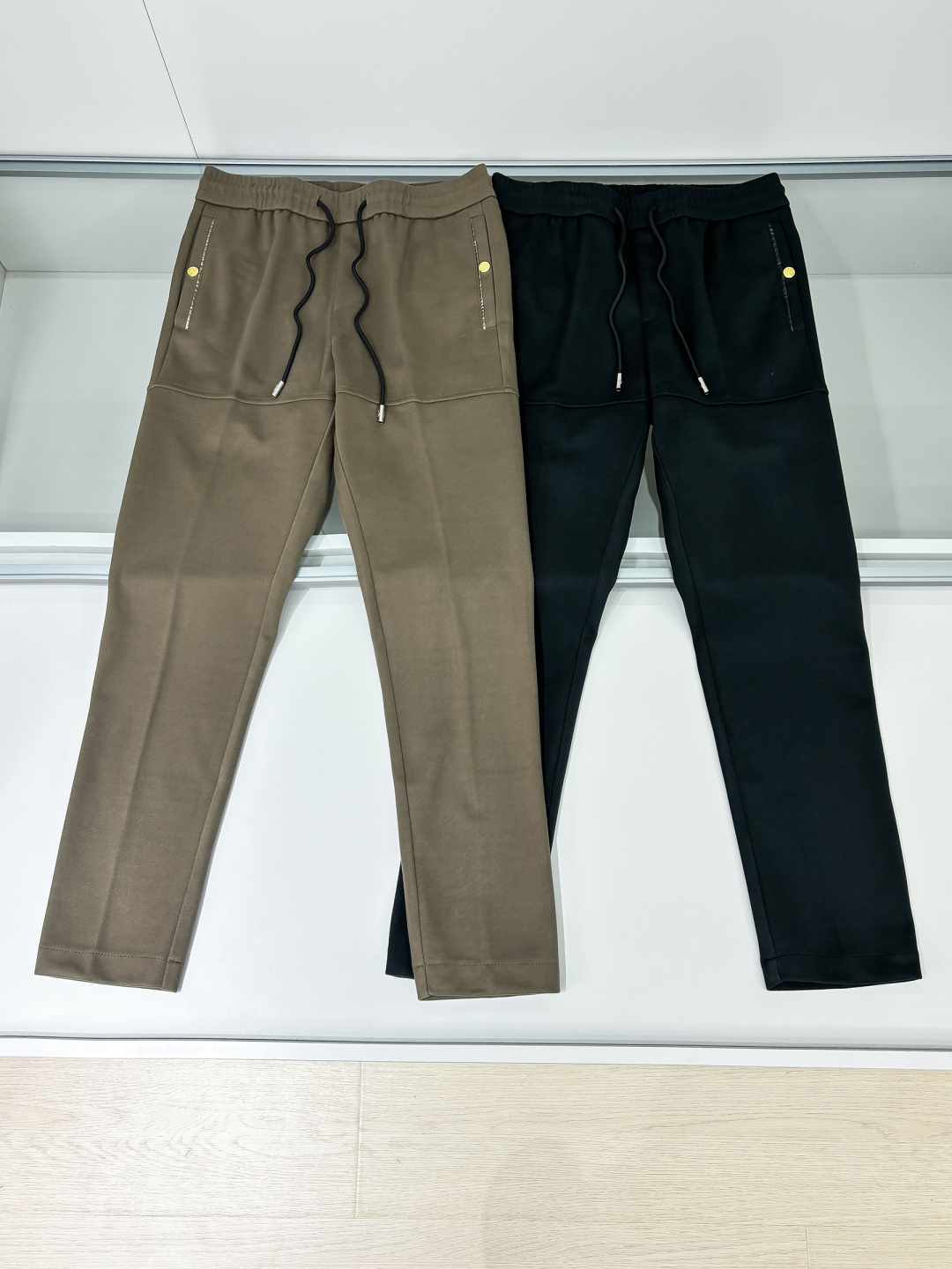 组合图 PRA 25s新款羊毛裤.小直筒设计.可搭配套装.运动休闲随意搭配.，面料柔软舒适有垂感.立挺上