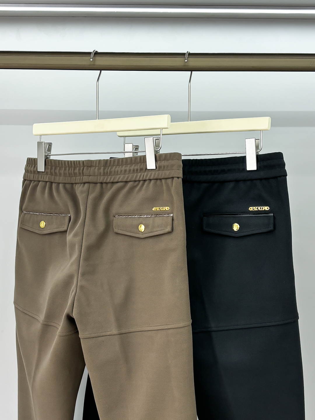 组合图 PRA 25s新款羊毛裤.小直筒设计.可搭配套装.运动休闲随意搭配.，面料柔软舒适有垂感.立挺上