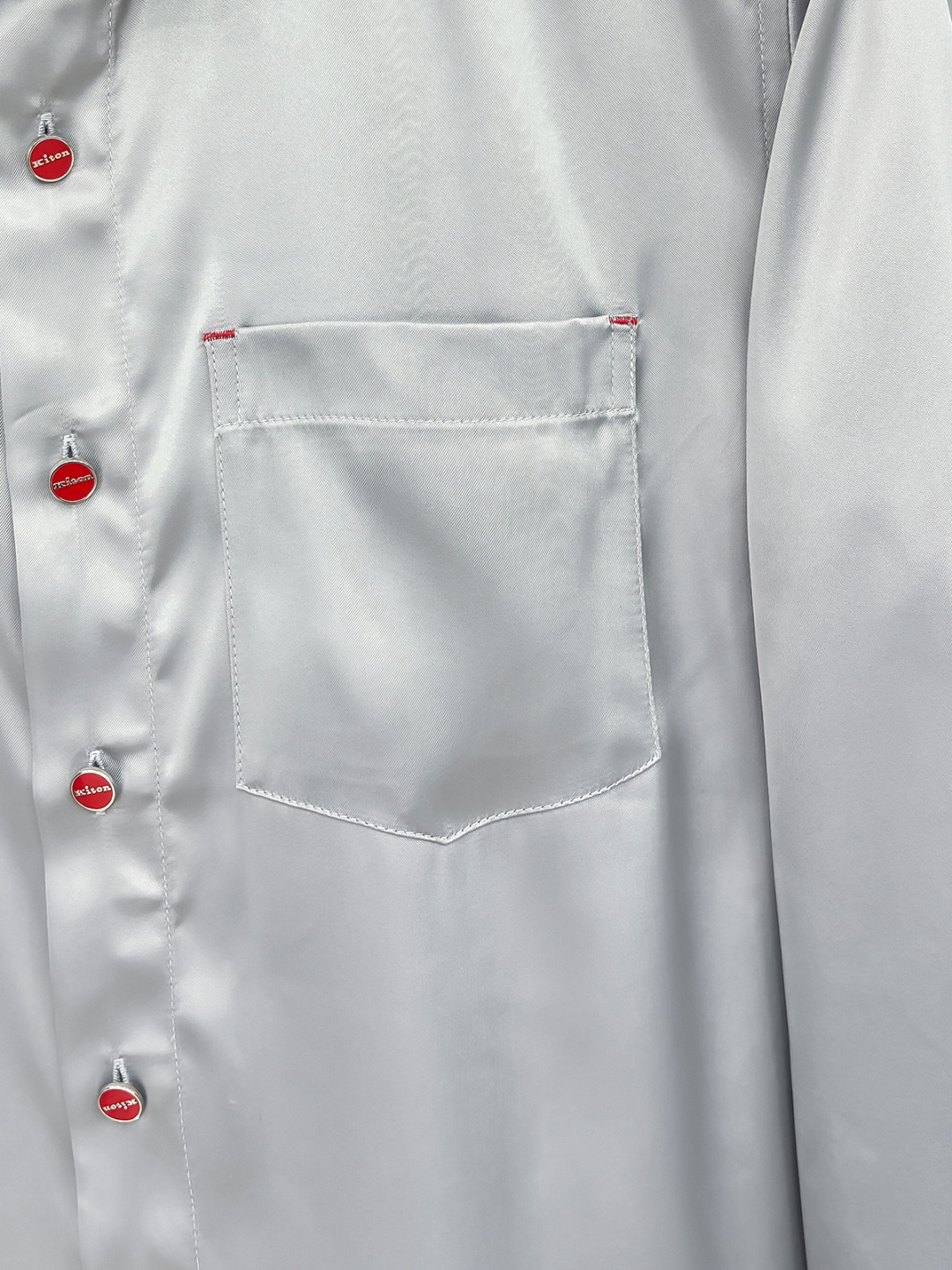 Kiton25年新款.爱上小红扣。解锁绅装新境界：衬衫的自在哲学在着装的万千选择中，有些单品宛如低调的绅