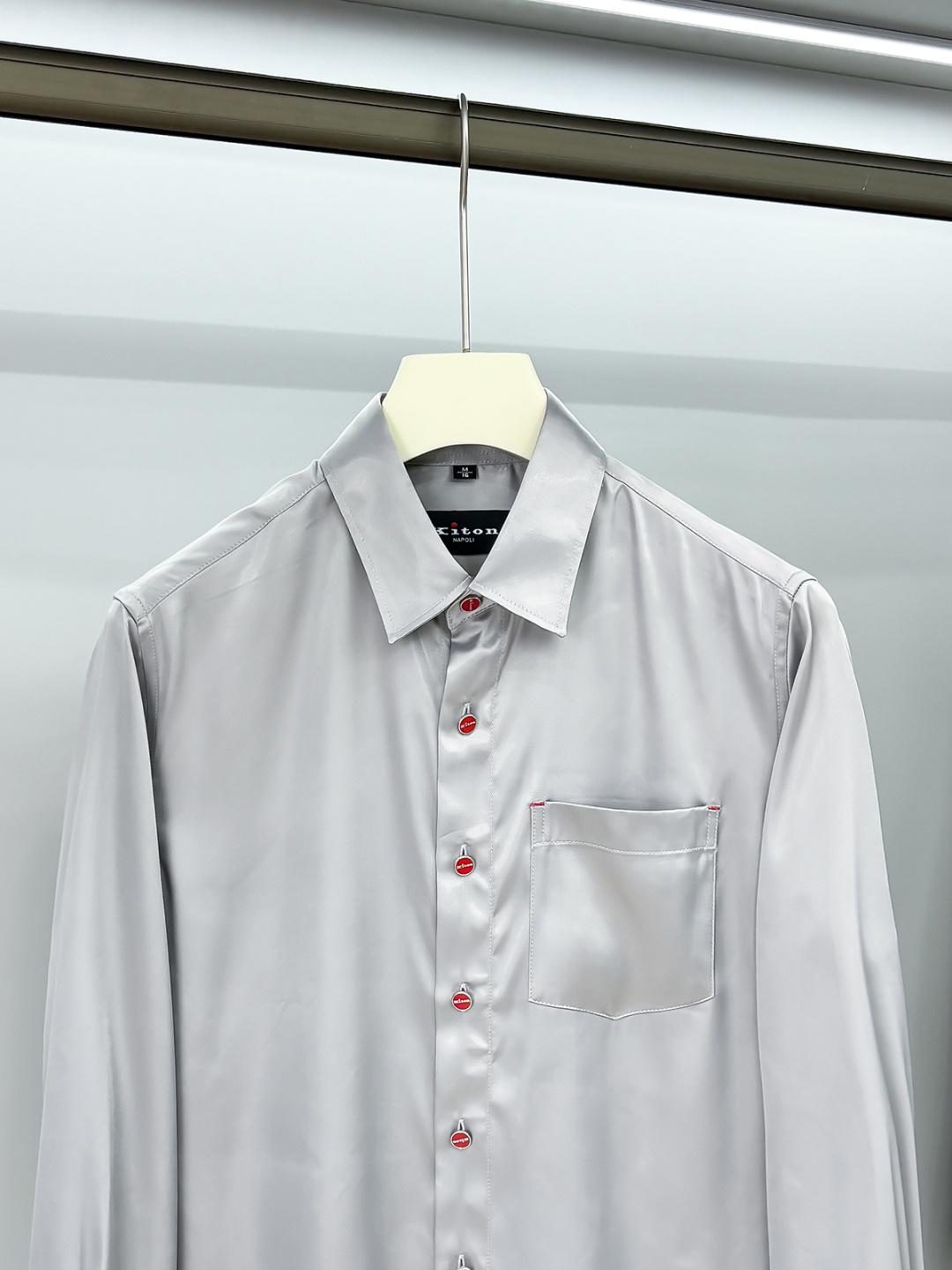 Kiton25年新款.爱上小红扣。解锁绅装新境界：衬衫的自在哲学在着装的万千选择中，有些单品宛如低调的绅