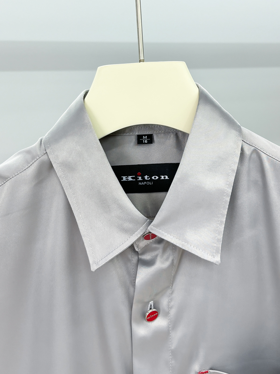 Kiton25年新款.爱上小红扣。解锁绅装新境界：衬衫的自在哲学在着装的万千选择中，有些单品宛如低调的绅