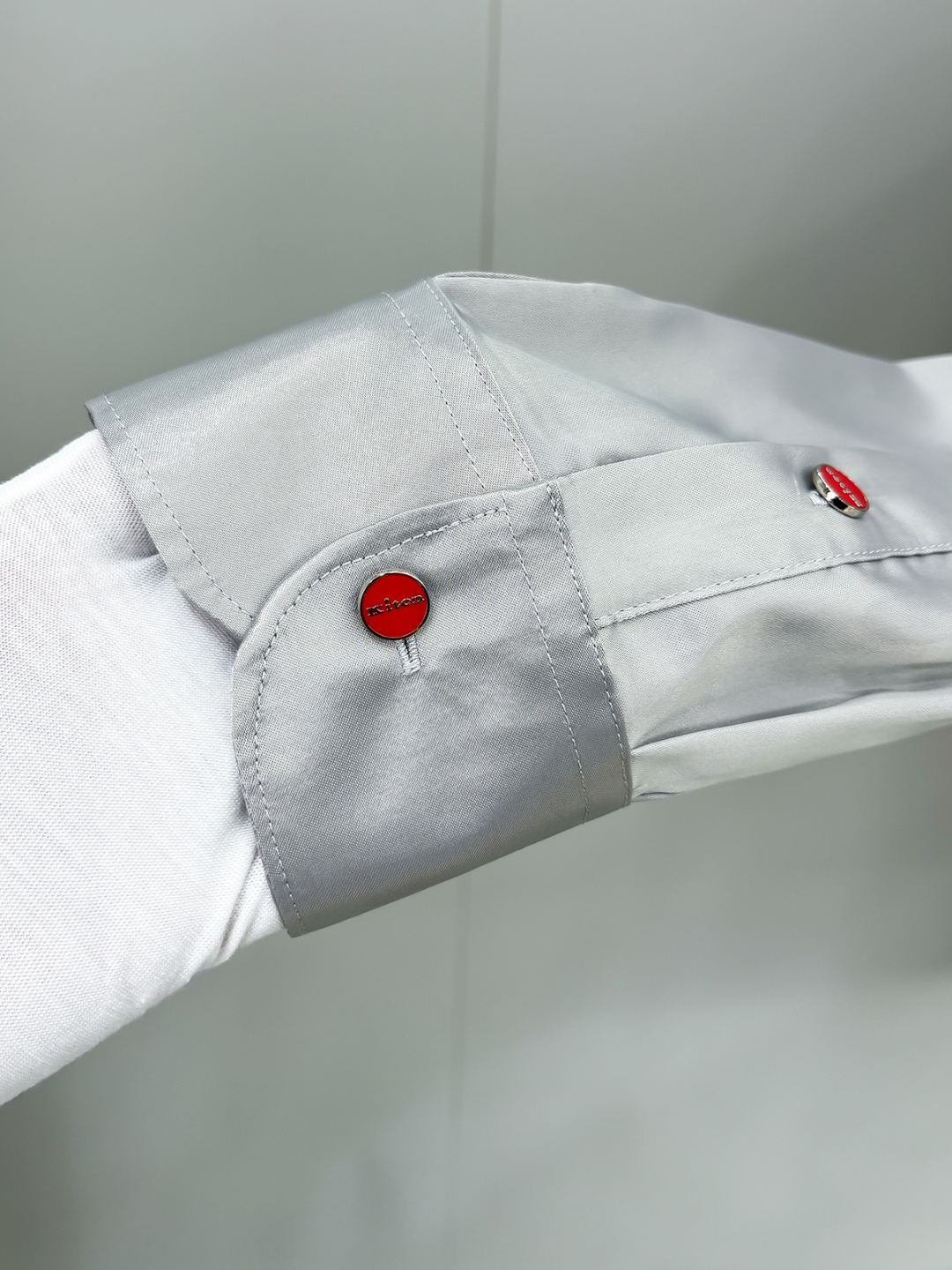 Kiton25年新款.爱上小红扣。解锁绅装新境界：衬衫的自在哲学在着装的万千选择中，有些单品宛如低调的绅