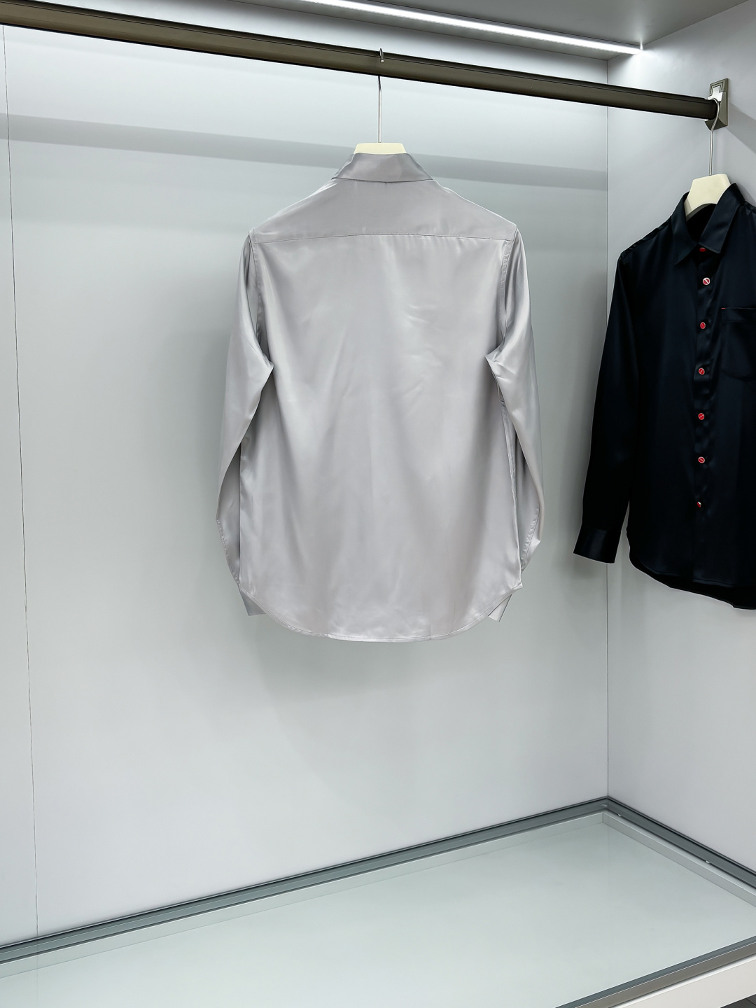 Kiton25年新款.爱上小红扣。解锁绅装新境界：衬衫的自在哲学在着装的万千选择中，有些单品宛如低调的绅