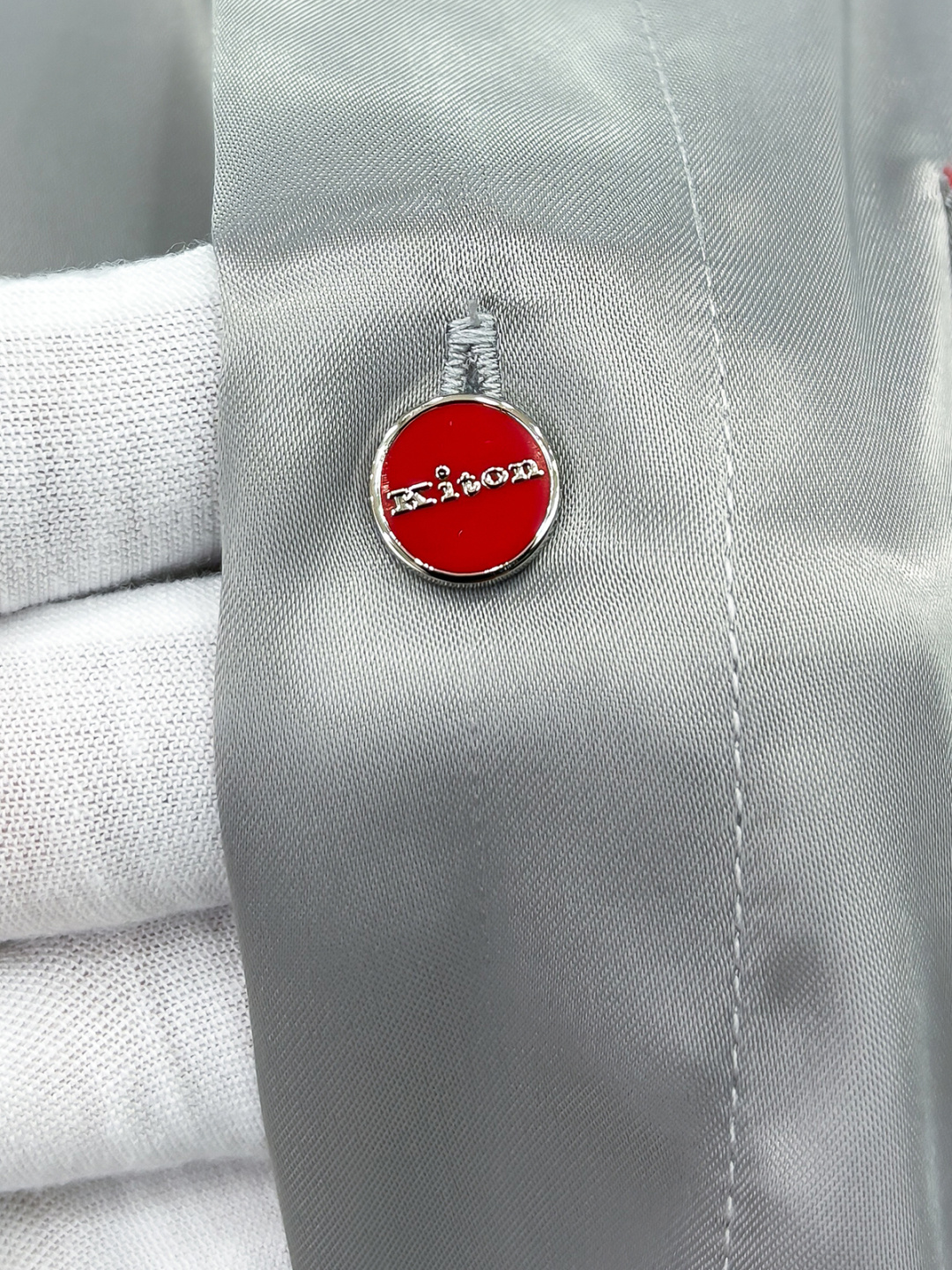 Kiton25年新款.爱上小红扣。解锁绅装新境界：衬衫的自在哲学在着装的万千选择中，有些单品宛如低调的绅