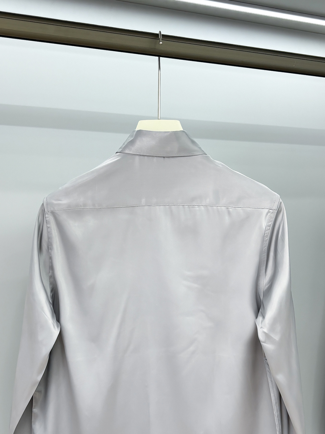 Kiton25年新款.爱上小红扣。解锁绅装新境界：衬衫的自在哲学在着装的万千选择中，有些单品宛如低调的绅