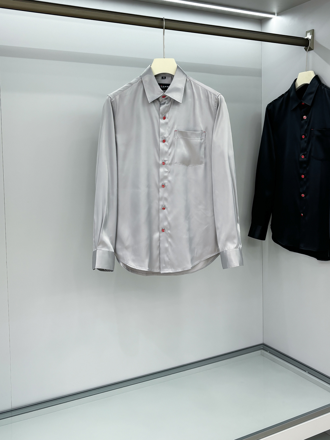 NO:517408,Kiton's new 25-year-old style. Fall in love with the little red button. Unlocking the free philosophy of gentlemen's new realm shirts. Among the thousands of choices of dress, some items are like low-key gentlemen, which seem ordinary, but actually hide the world. This casual long-sleeved shirt with customized fabrics is one of the best, especially the unique little red button, which has become the finishing touch and makes countless men fall in love with. The soft feel brings you a comfortable wearing experience. The shirt adopts a classic pointed collar design, which originated from the British royal family and is a symbol of elegance and elegance. The corners of the neck are sharp and slightly turned outward, which perfectly highlights the men's neckline. Whether it is paired with a tie to create a formal business style or unbutton the neckline and act casually, it shows the gentleman's demeanor. Wearing it instantly enhances the aura, whether it is business negotiations, social gatherings or daily travel, you can be confident.  And the small red button is definitely the soul of this shirt. In a plain or elegant tone, the bright red quietly appears, breaking the conventional dullness. It is like a mysterious symbol, low-key but highly recognizable, inadvertently revealing the wearer's unique taste and personality. When the breeze blows, the shirt swings in the wind, the red button appears faintly, becoming the visual focus of the crowd, adding a playfulness and agility to the overall look. This casual long-sleeved shirt for men, perfectly blending the unique charm of the little red button, is a fashion item that men who pursue quality and personality cannot miss. Wear it, embrace freedom and comfort, and show the unique charm of gentlemanly.19860909Kiton25年新款.爱上小红扣.解锁绅装新境界衬衫的自在哲学 在着装的万千选择中,有些单品宛如低调的绅士,看似平凡,实则暗藏乾坤.这款甄选定制面料的休闲长袖衬衫,便是其中的佼佼者,尤其是那独特的小红扣,成为了点睛之笔,令无数男士为之倾心. 手感柔软为你带来惬意的穿着体验. 衬衫采用经典尖领设计,这种领型起源于英国王室,是优雅与精致的象征.领角尖锐且微微外翻,能够完美地衬托出男士的颈部线条,无论是搭配领带打造正式商务风,还是解开领口随性而为,都尽显绅士风度.穿上它,瞬间提升气场,无论是商务洽谈、社交聚会还是日常出行,都能自信满满. 而那小巧的小红扣,绝对是这款衬衫的灵魂所在.在一片素色或淡雅的色调中,那一抹鲜艳的红悄然出现,打破了常规的沉闷.它像是一个神秘的符号,低调却又极具辨识度,不经意间流露出穿着者独特的品味与个性.当微风轻拂,衬衫随风摆动,小红扣若隐若现,成为了人群中的视觉焦点,为整体造型增添了一份俏皮与灵动. 这款男士休闲长袖衬衫,经典优雅以及小红扣的独特魅力完美融合,是追求品质与个性的男士们不可错过的时尚单品.穿上它,拥抱自由与舒适,展现独特的绅士魅力. 码数M-3XL,,shirts,ties,alexander wang,Men's clothing