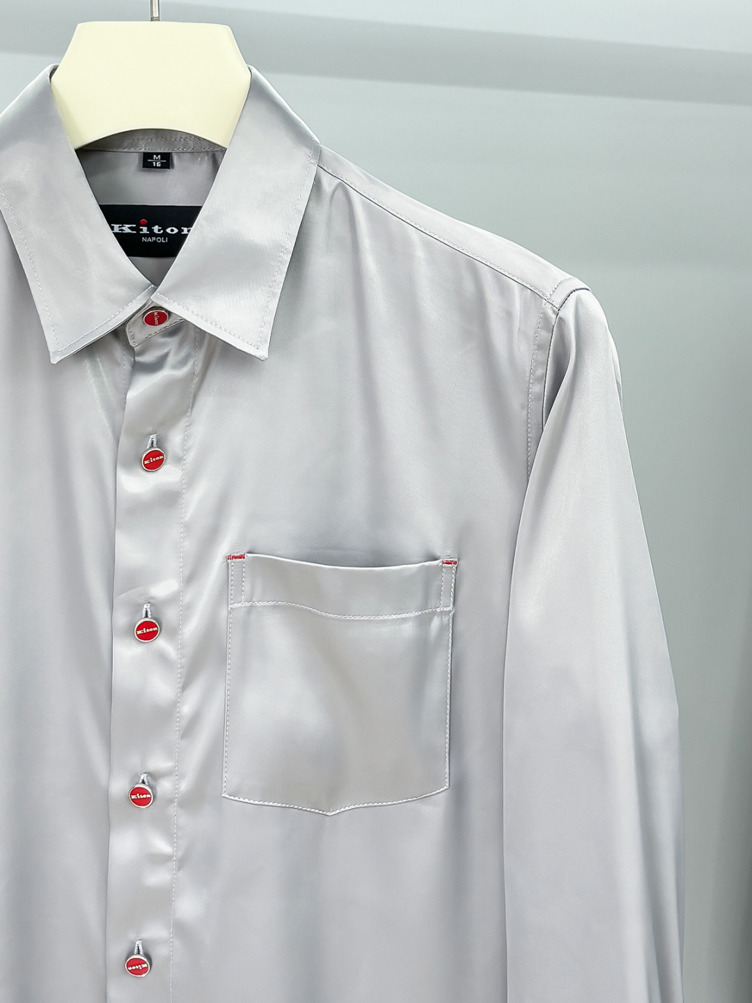 Kiton25年新款.爱上小红扣。解锁绅装新境界：衬衫的自在哲学在着装的万千选择中，有些单品宛如低调的绅