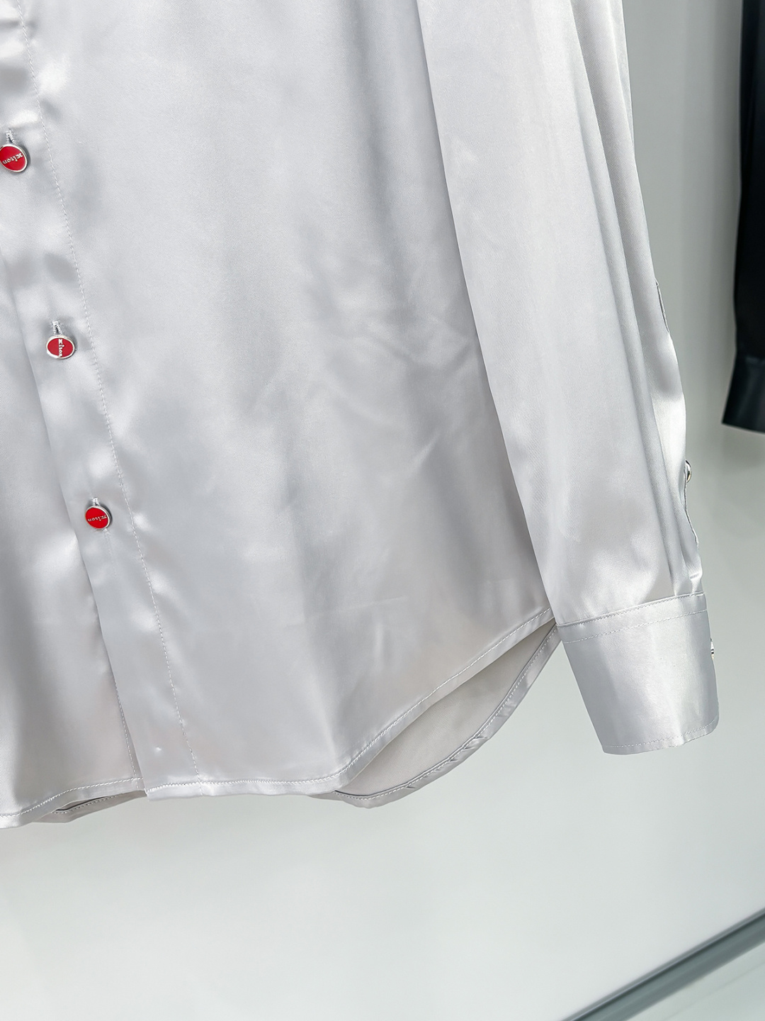 Kiton25年新款.爱上小红扣。解锁绅装新境界：衬衫的自在哲学在着装的万千选择中，有些单品宛如低调的绅