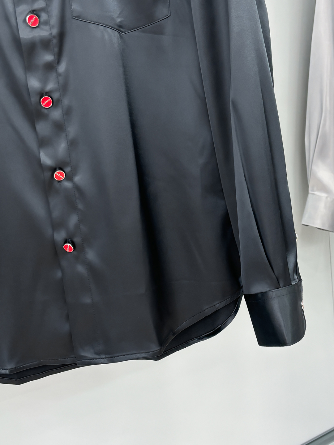 Kiton25年新款.爱上小红扣。解锁绅装新境界：衬衫的自在哲学在着装的万千选择中，有些单品宛如低调的绅