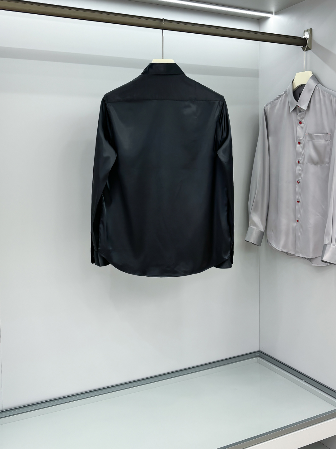 Kiton25年新款.爱上小红扣。解锁绅装新境界：衬衫的自在哲学在着装的万千选择中，有些单品宛如低调的绅