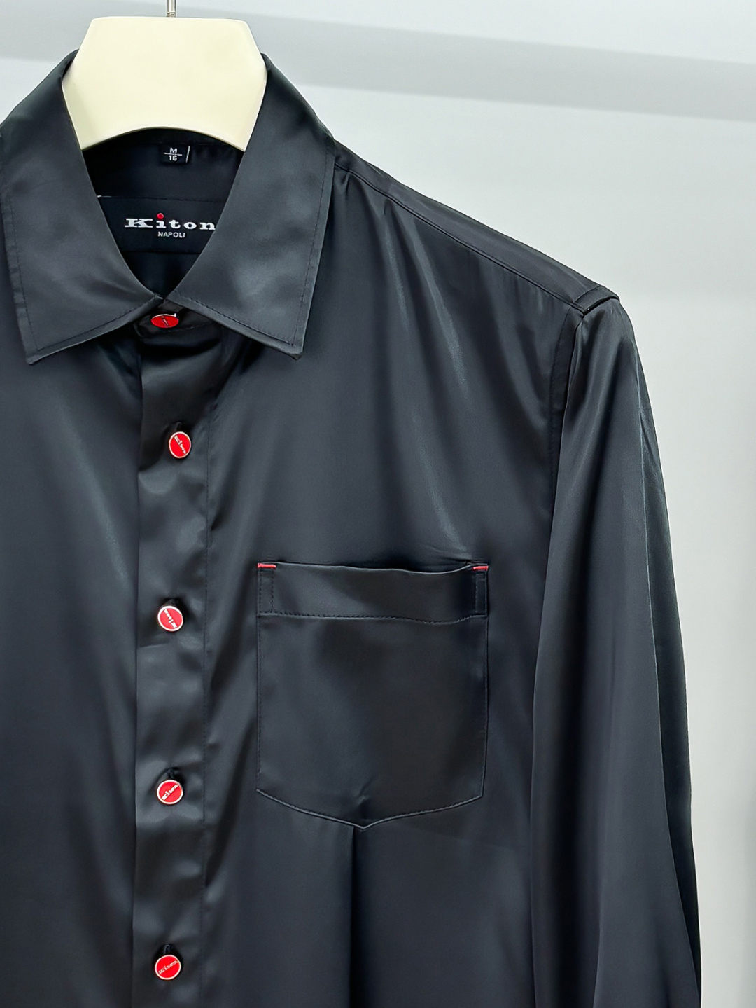 Kiton25年新款.爱上小红扣。解锁绅装新境界：衬衫的自在哲学在着装的万千选择中，有些单品宛如低调的绅